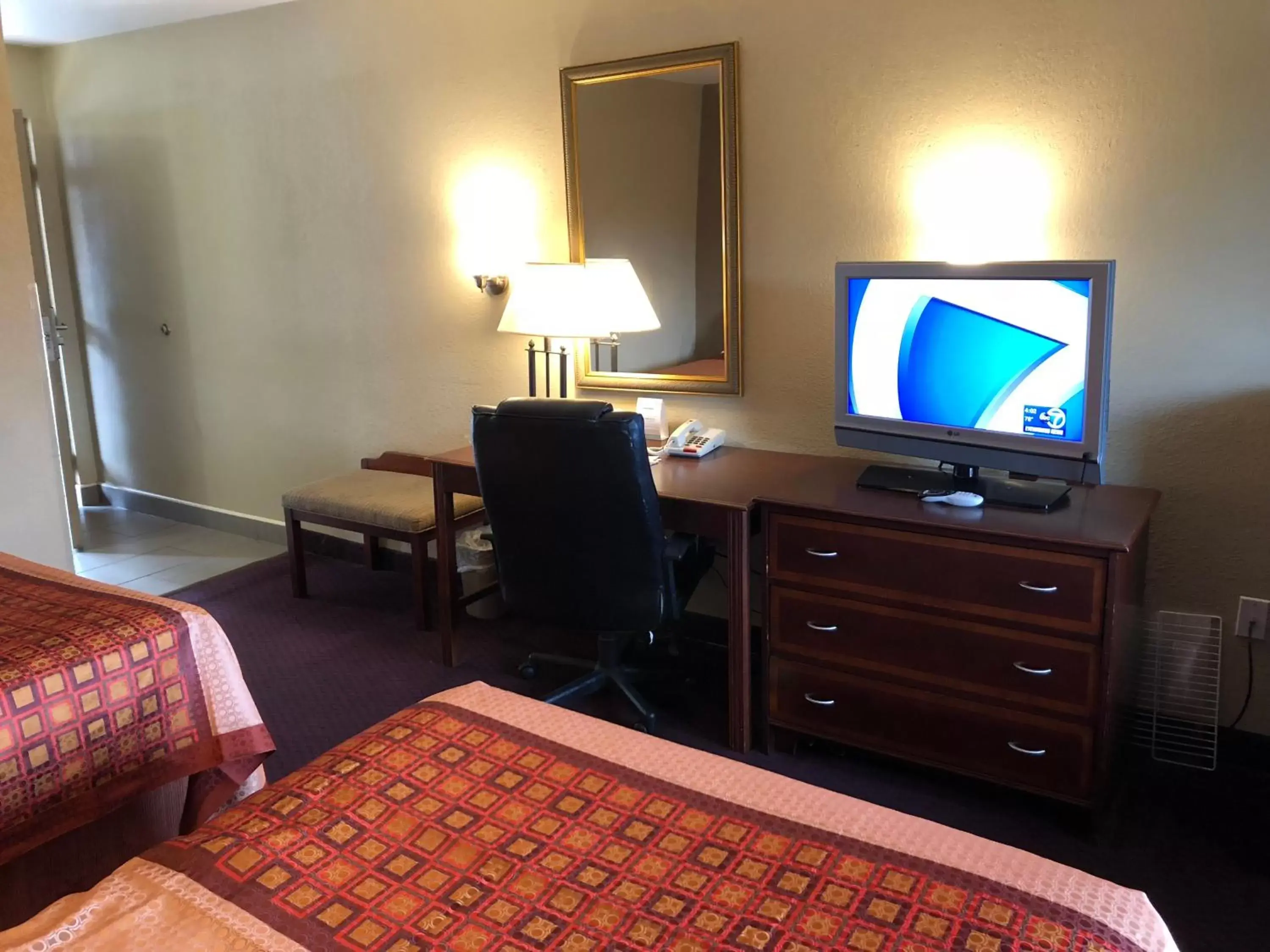 Photo of the whole room, TV/Entertainment Center in Travel Inn & Suites Flemington