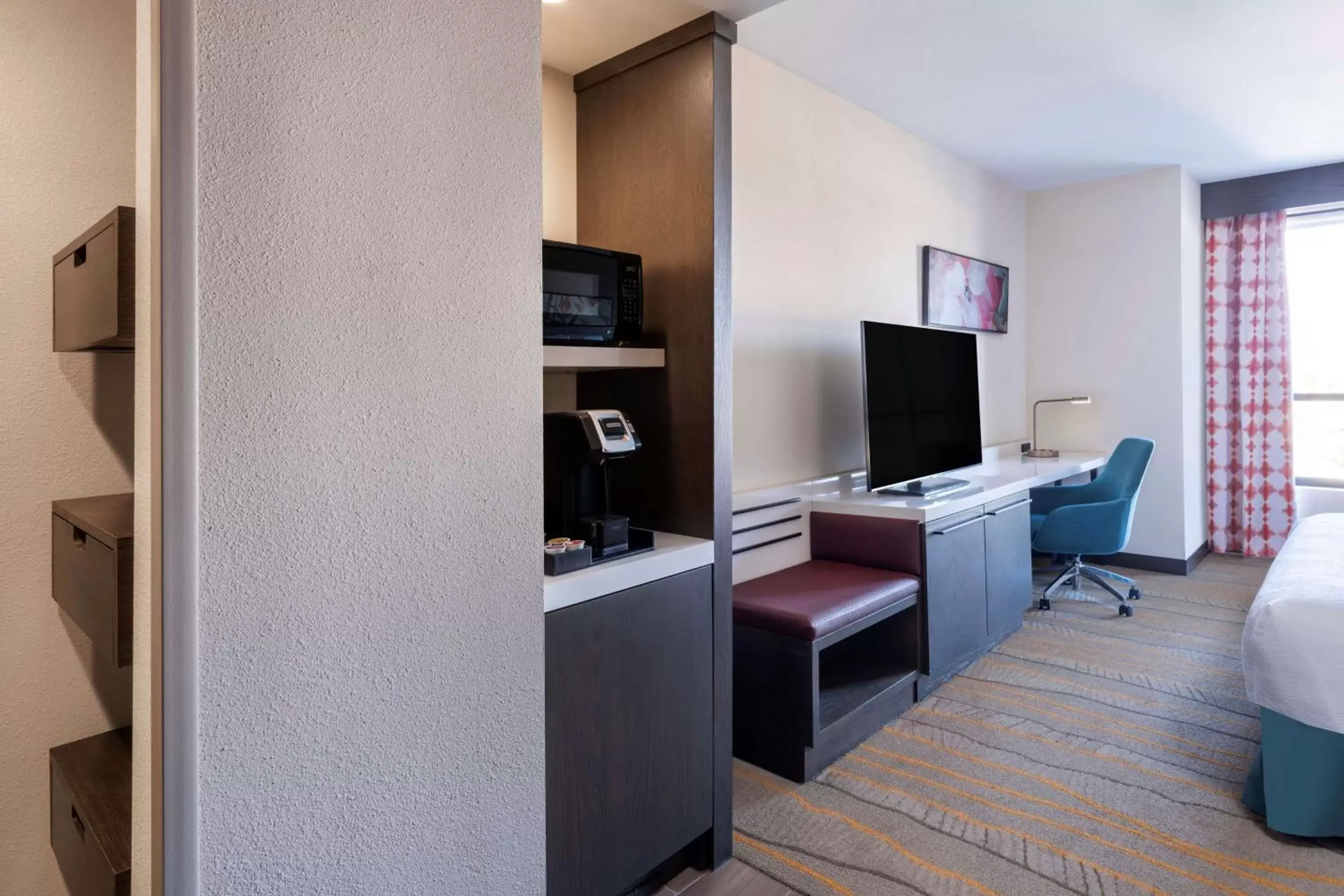 Bedroom, TV/Entertainment Center in Hilton Garden Inn Pomona, CA