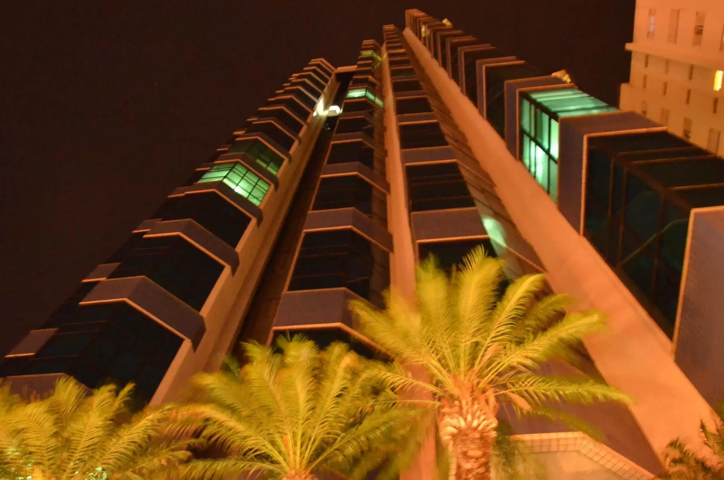 Facade/entrance, Property Building in Bahamas Suíte Hotel