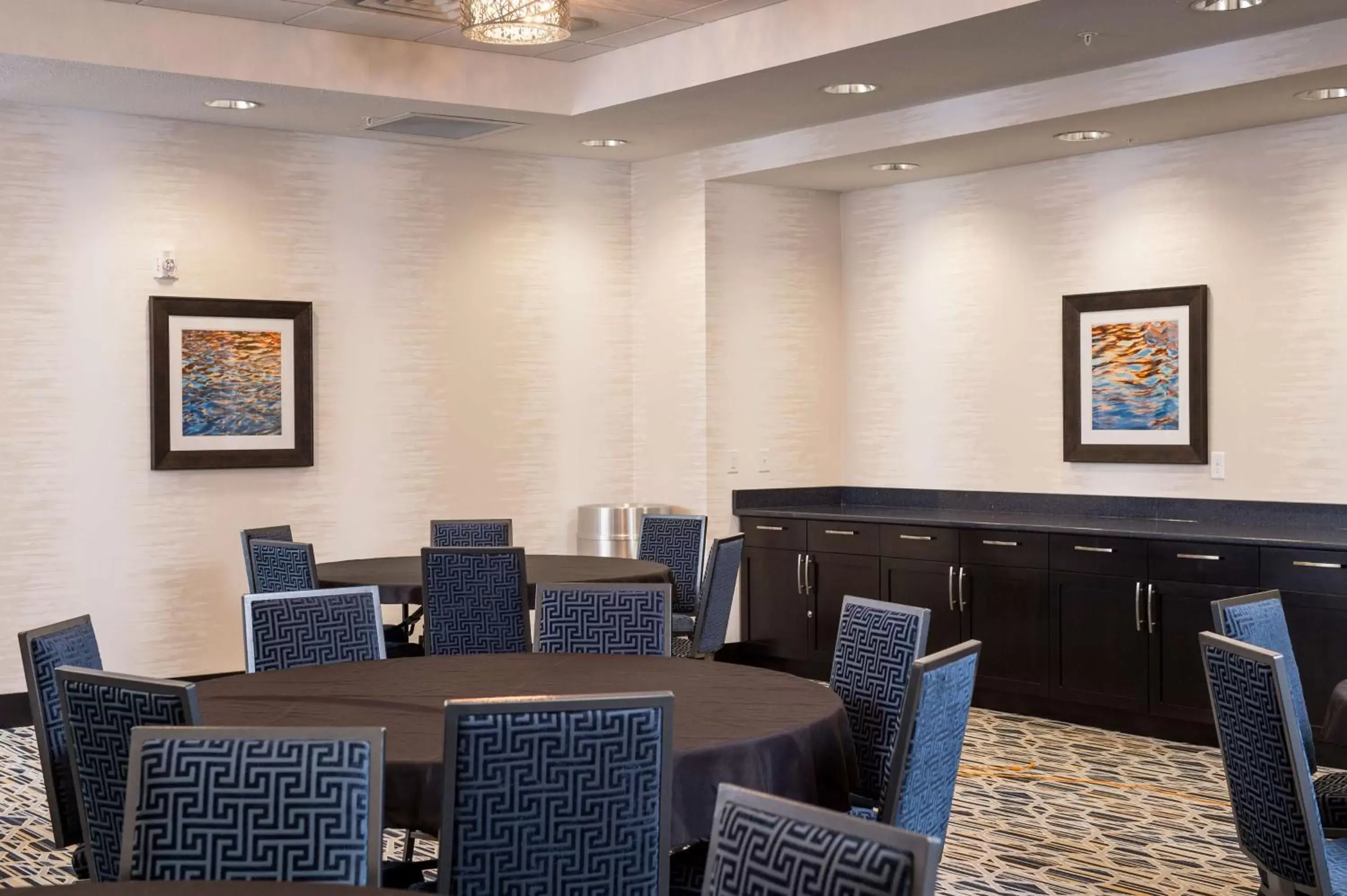 Meeting/conference room, Restaurant/Places to Eat in Hampton Inn and Suites La Crosse Downtown