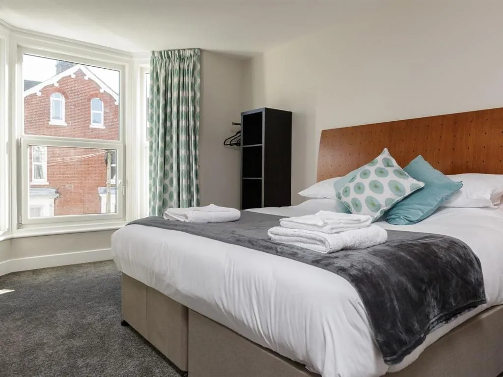 Bedroom, Bed in Blue Star House