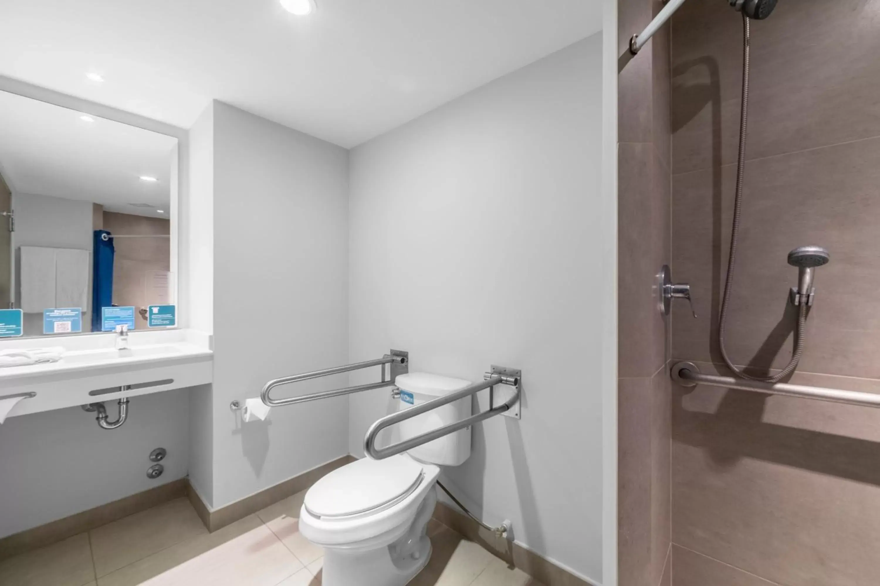 Bathroom in City Express Junior by Marriott Merida Altabrisa