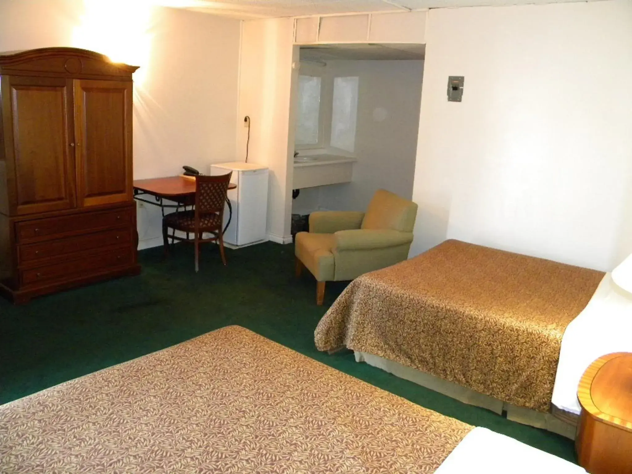 Photo of the whole room, Bed in Fairway Inn by the Falls