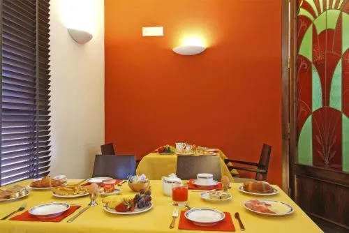 Restaurant/places to eat in Hotel Maxim