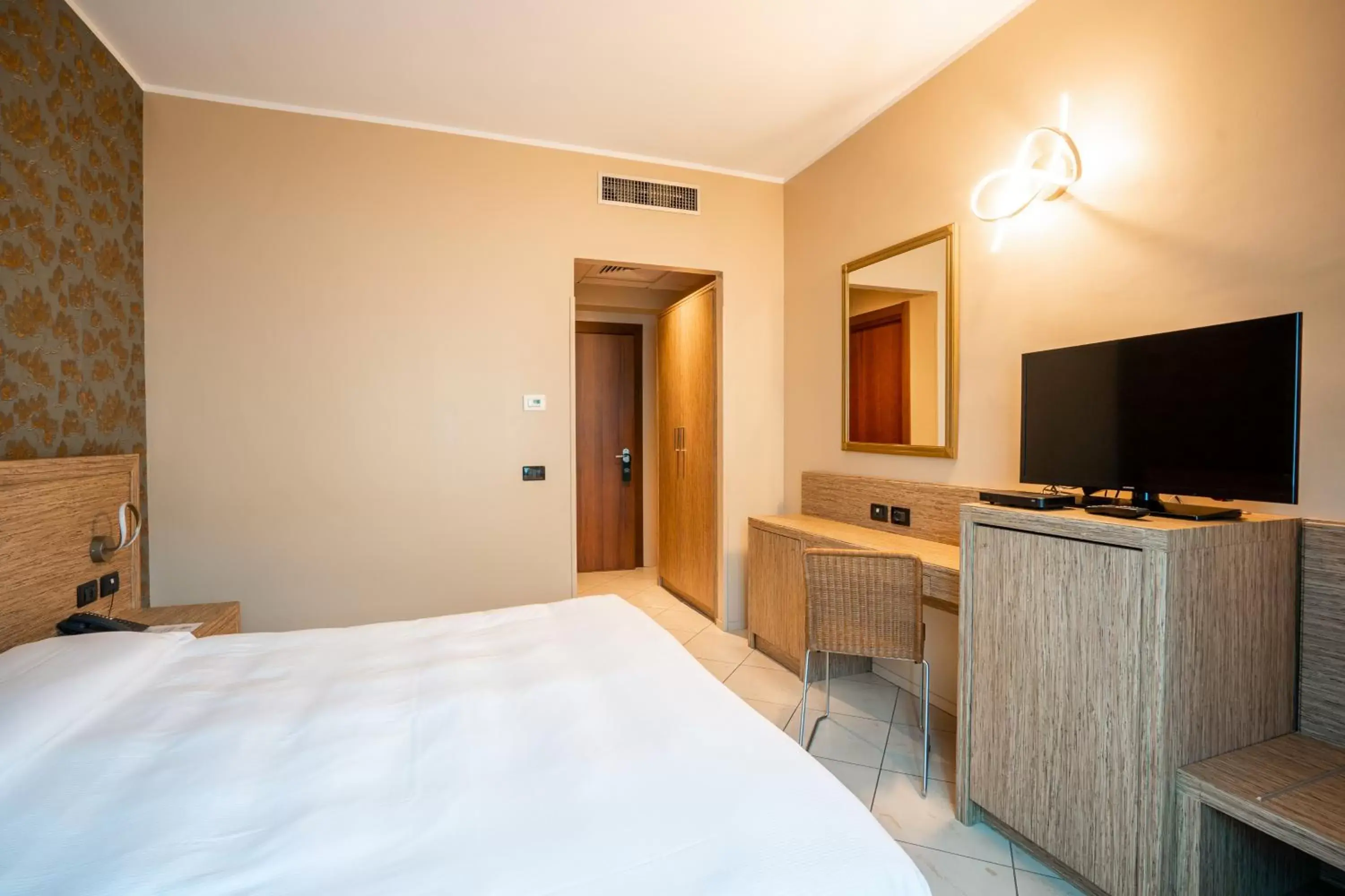 Bed, TV/Entertainment Center in Hotel Parisi