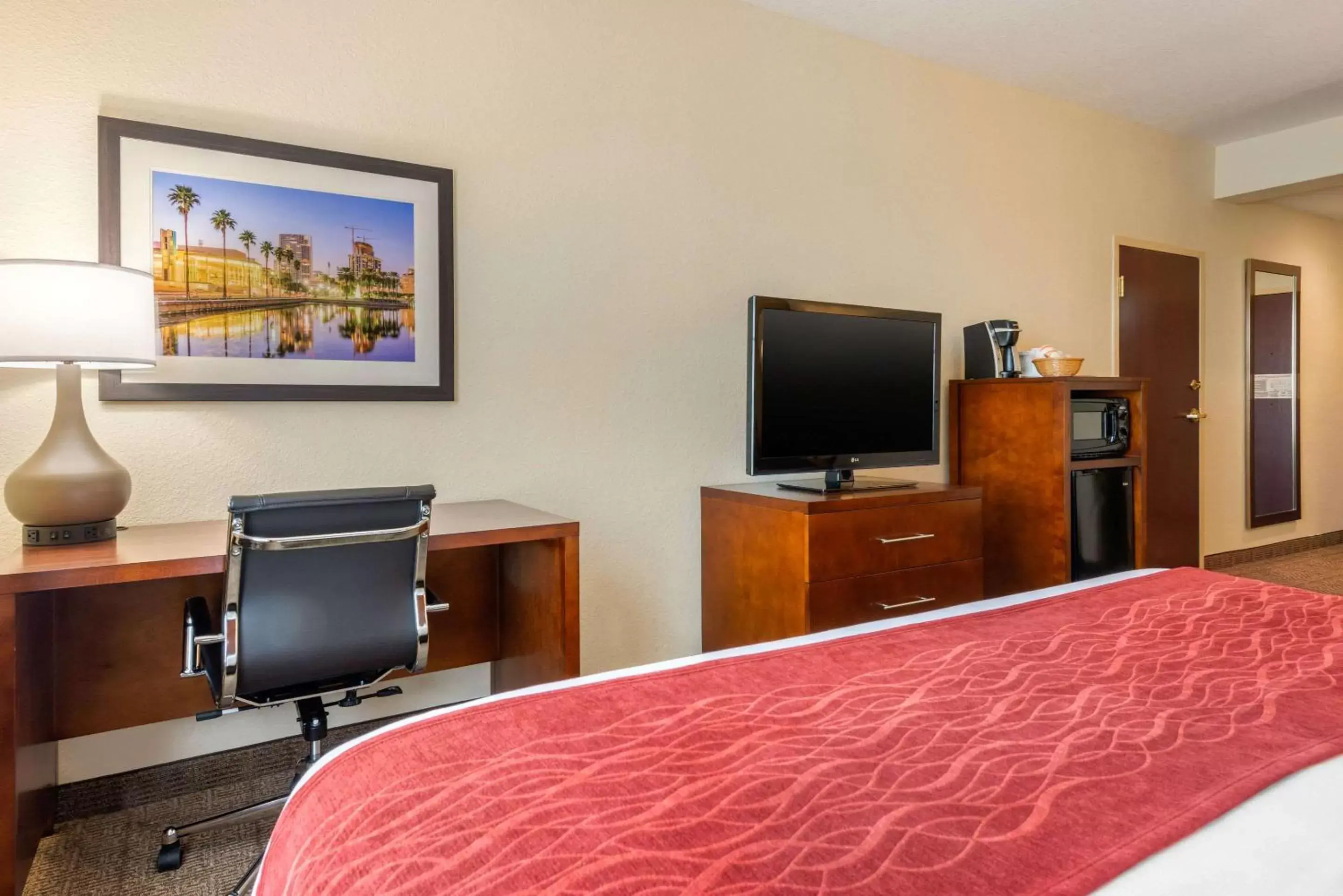 Photo of the whole room, TV/Entertainment Center in Comfort Inn & Suites Northeast - Gateway