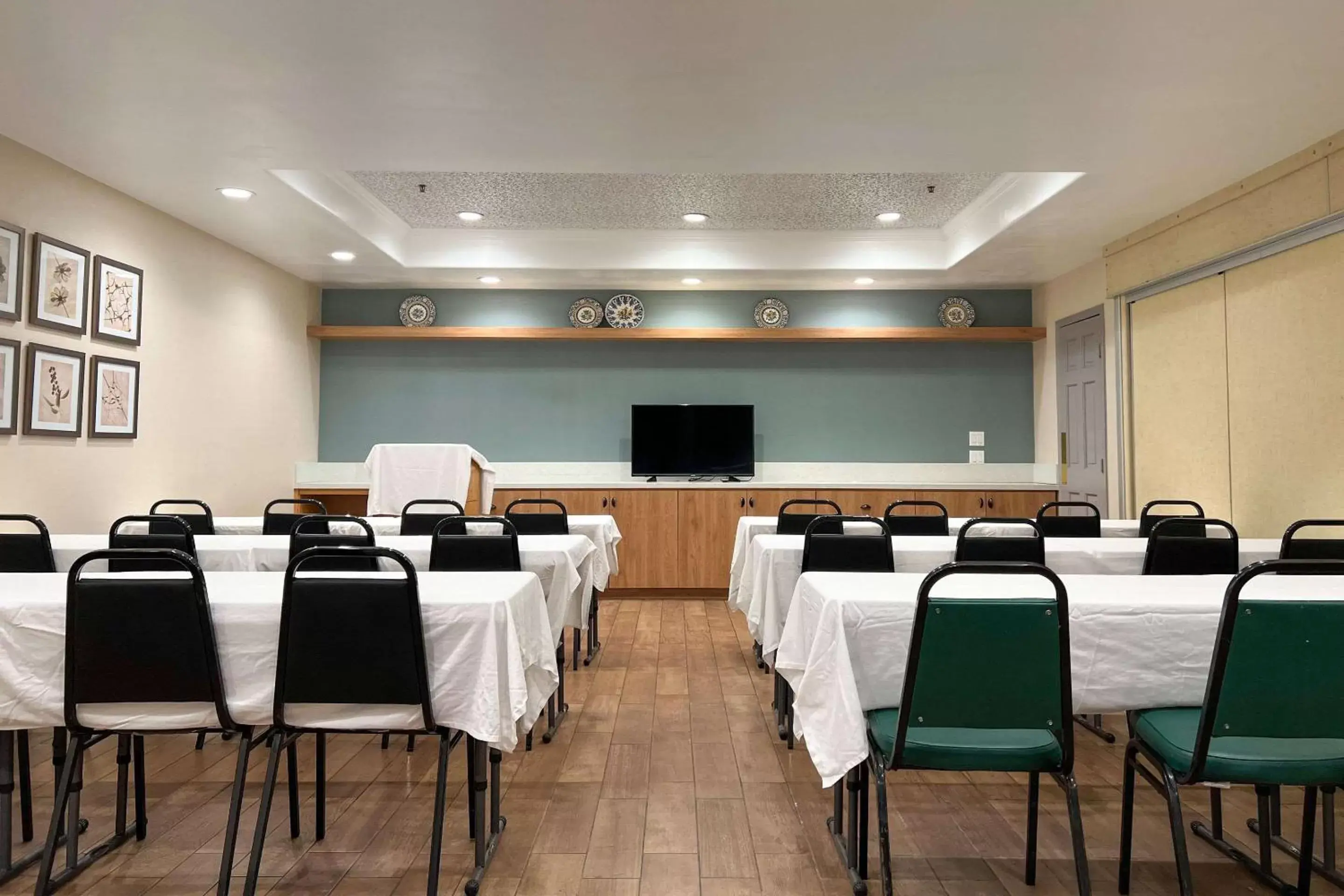 Meeting/conference room in MainStay Suites John Wayne Airport, a Choice Hotel