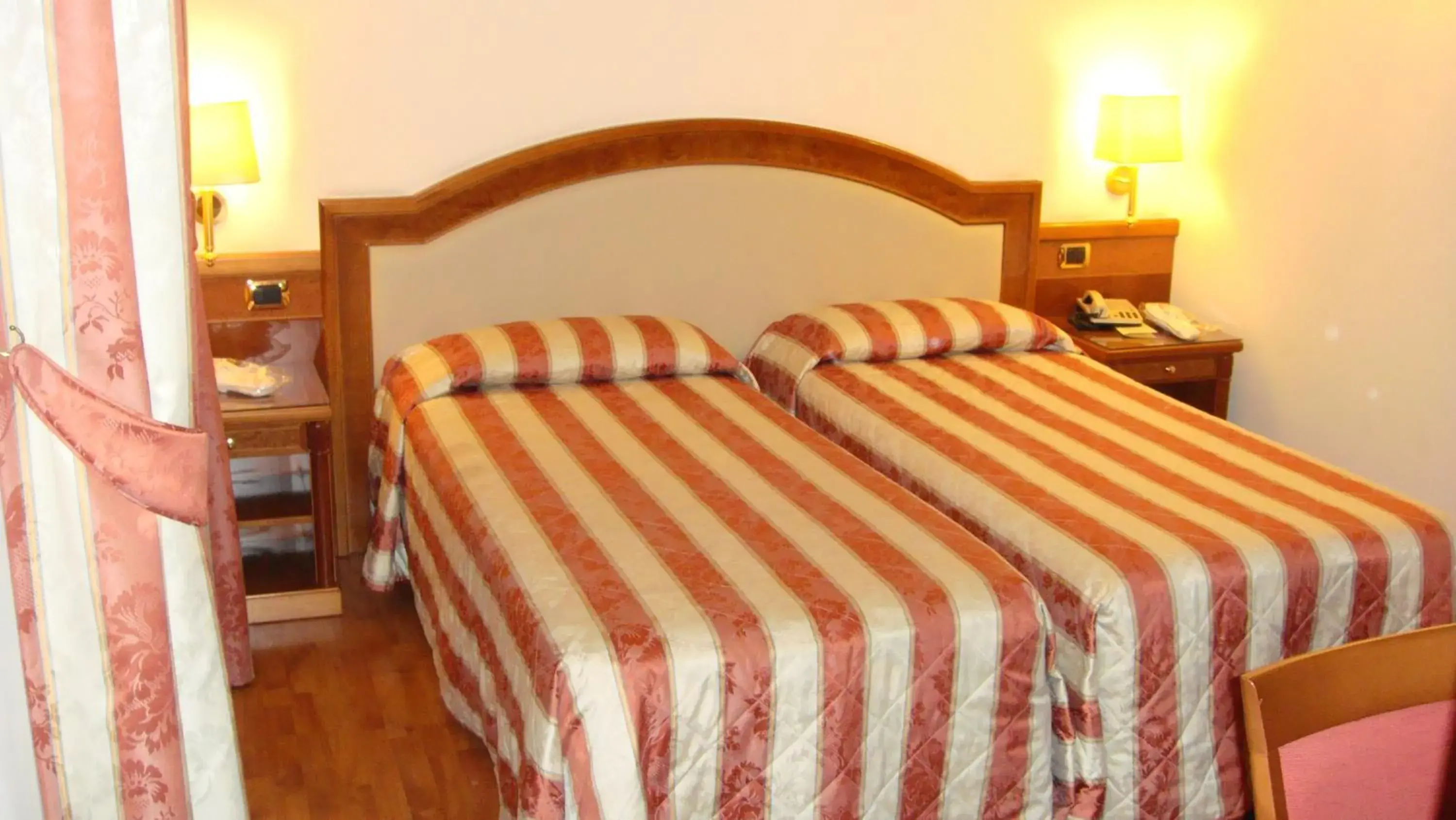 Bed in Albergo Corona