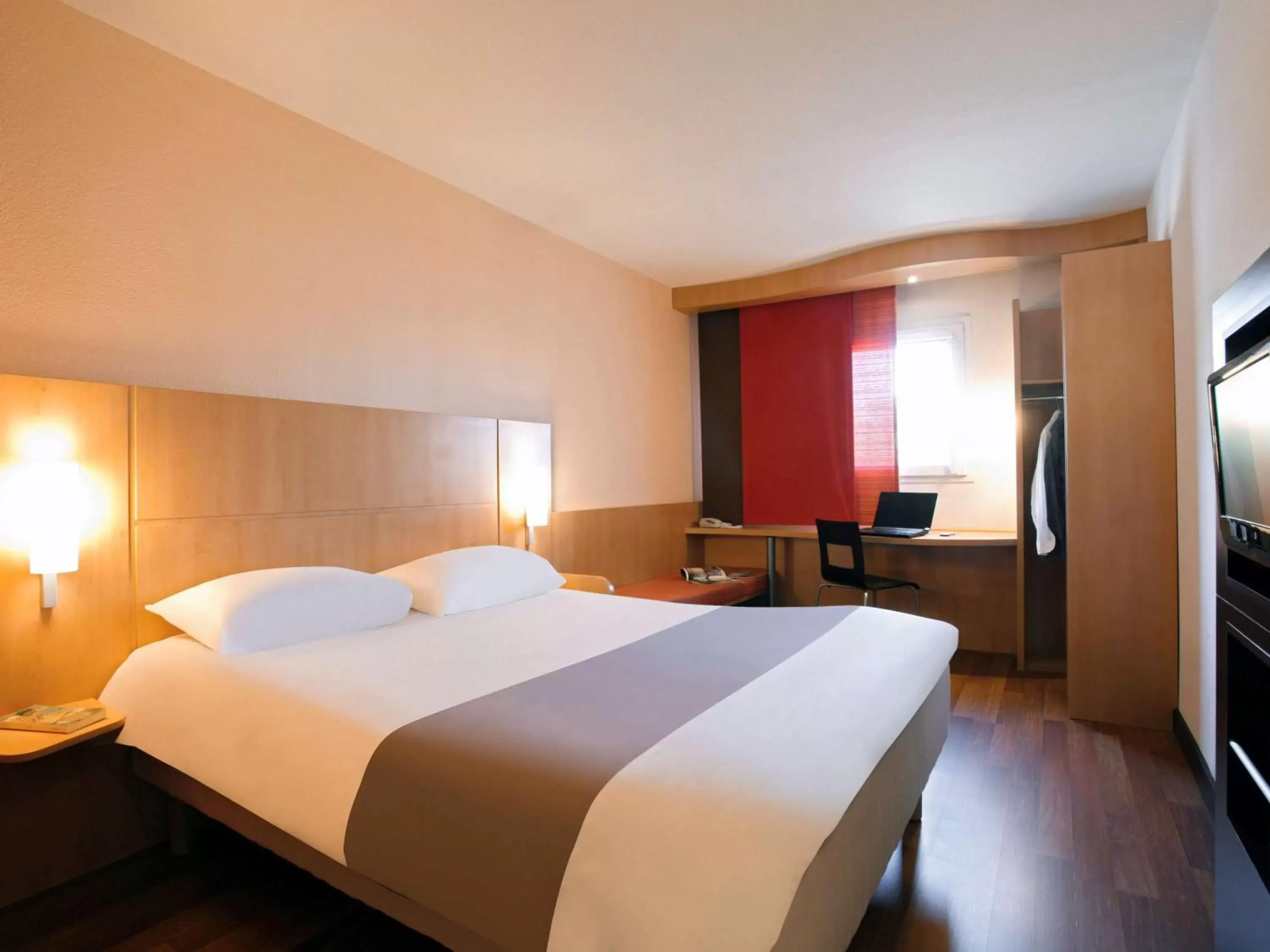 Photo of the whole room, Bed in ibis Manosque Cadarache