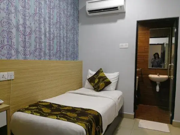 Standard Single Room - single occupancy in D'Metro Hotel