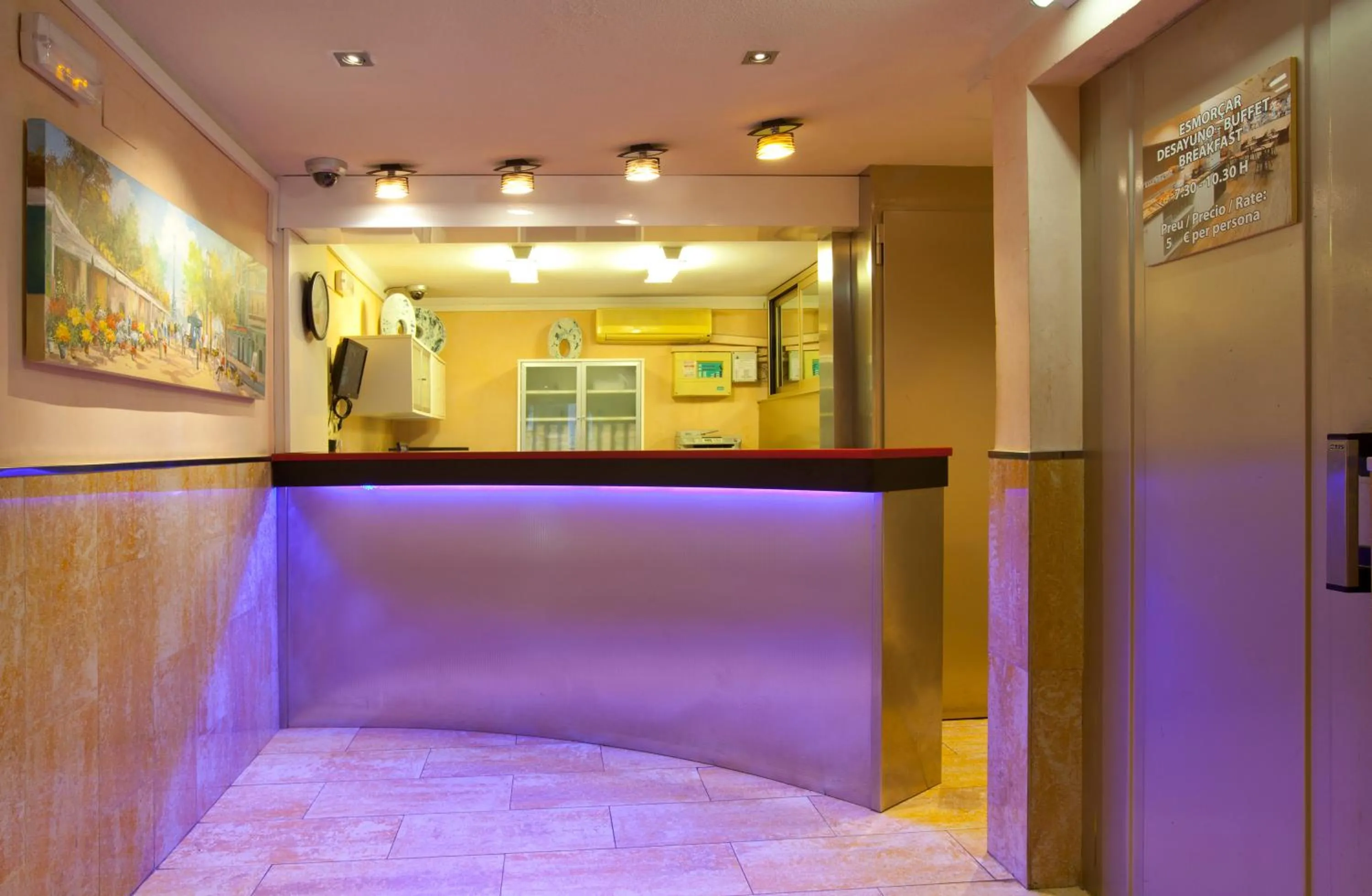 Lobby or reception, Bed in Hostal Barcelona