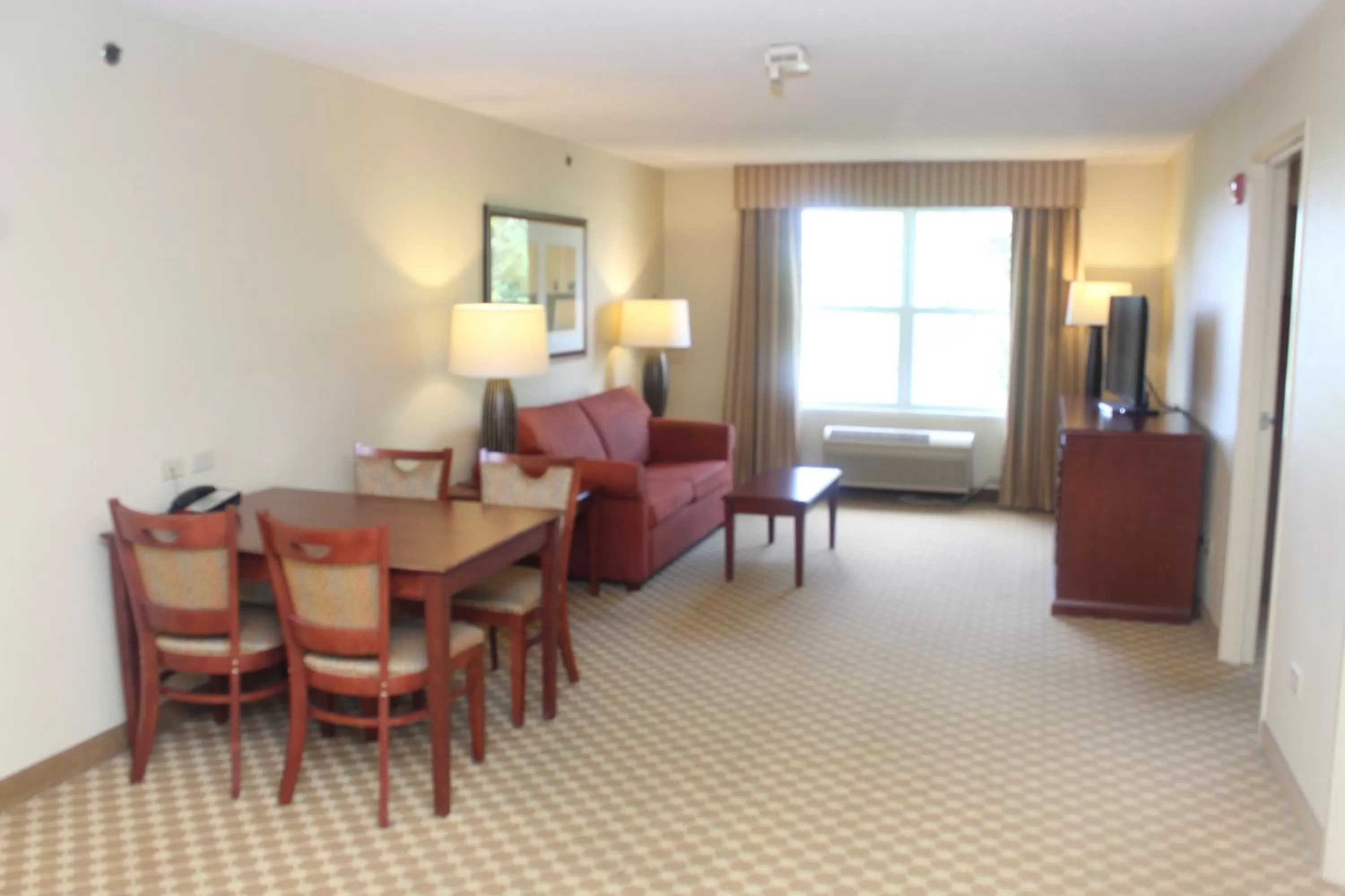 Living room in Country Inn & Suites by Radisson, Crystal Lake, IL