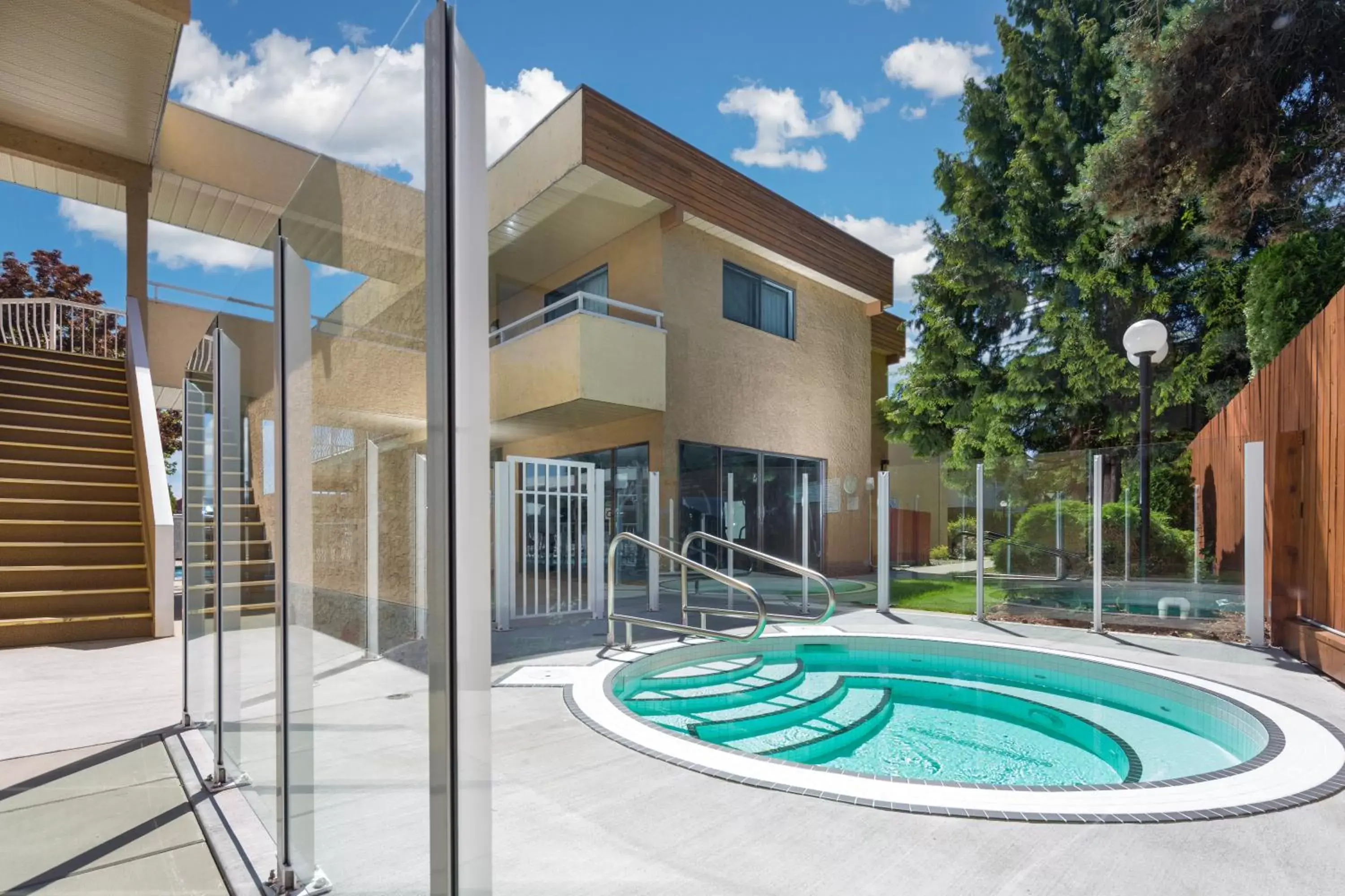 Hot Tub, Property Building in Siesta Suites