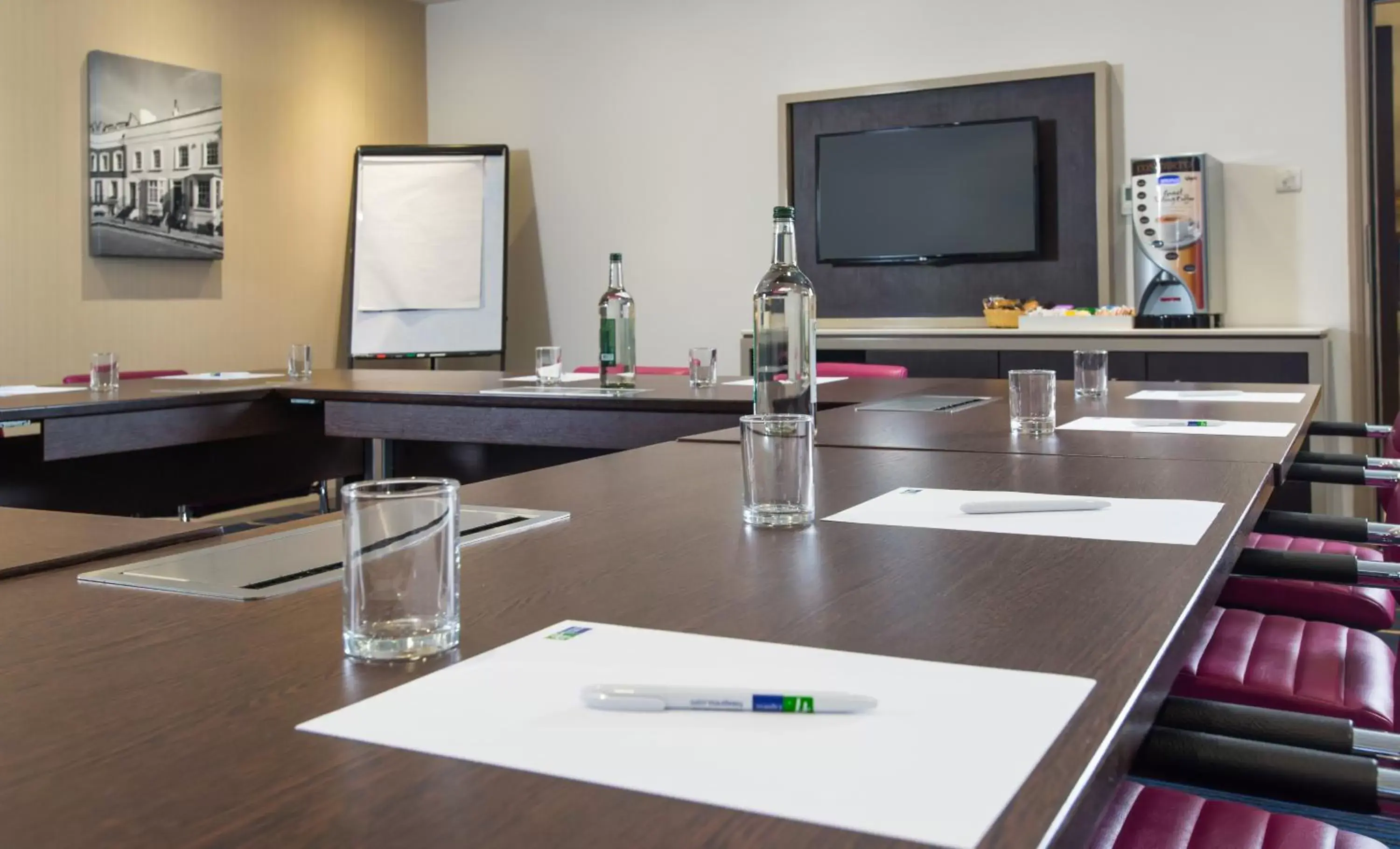 Meeting/conference room, TV/Entertainment Center in Holiday Inn Express London - Wandsworth, an IHG Hotel
