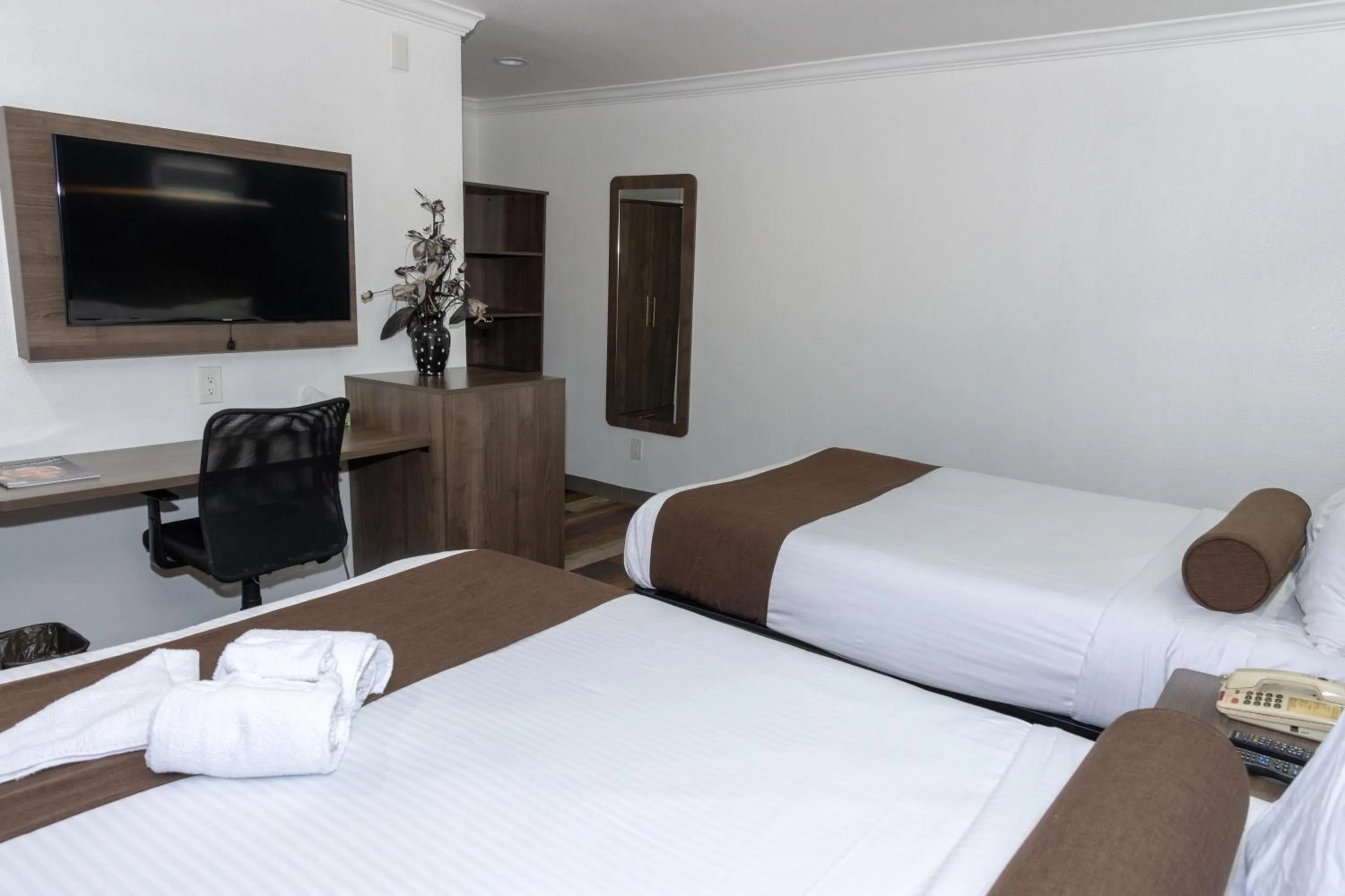 Bedroom, Bed in Value Inn Bellflower