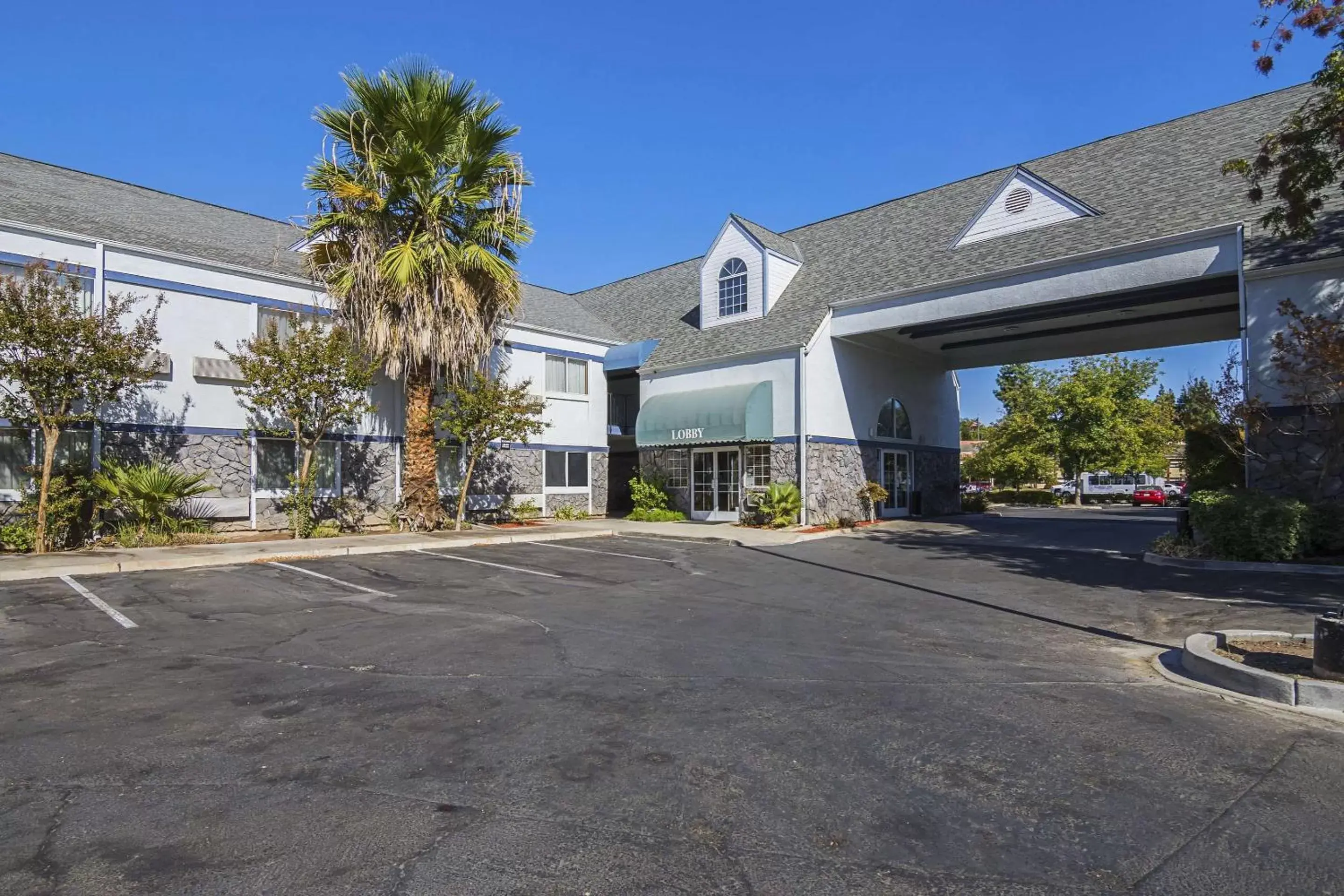 Property Building in Quality Inn Fresno Airport