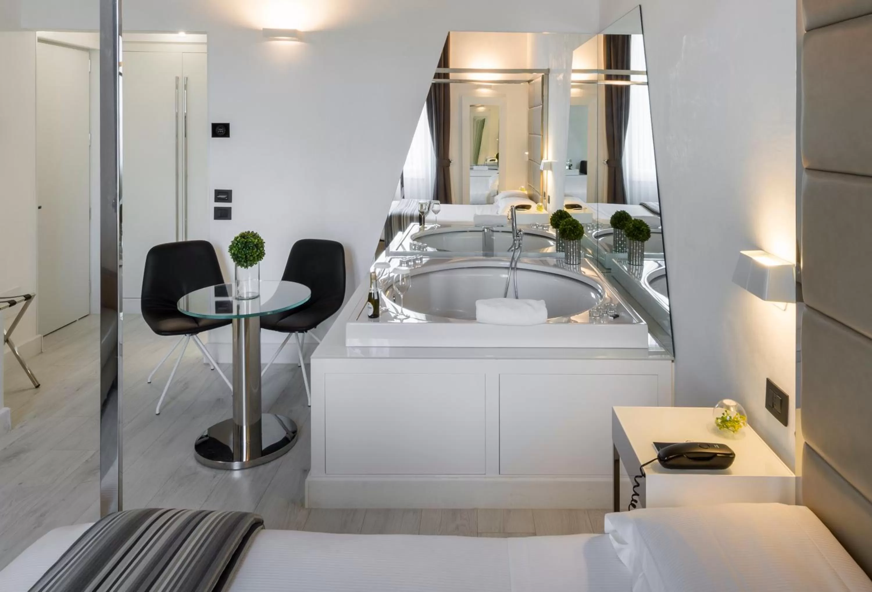 Hot Tub in LHP Hotel River & SPA