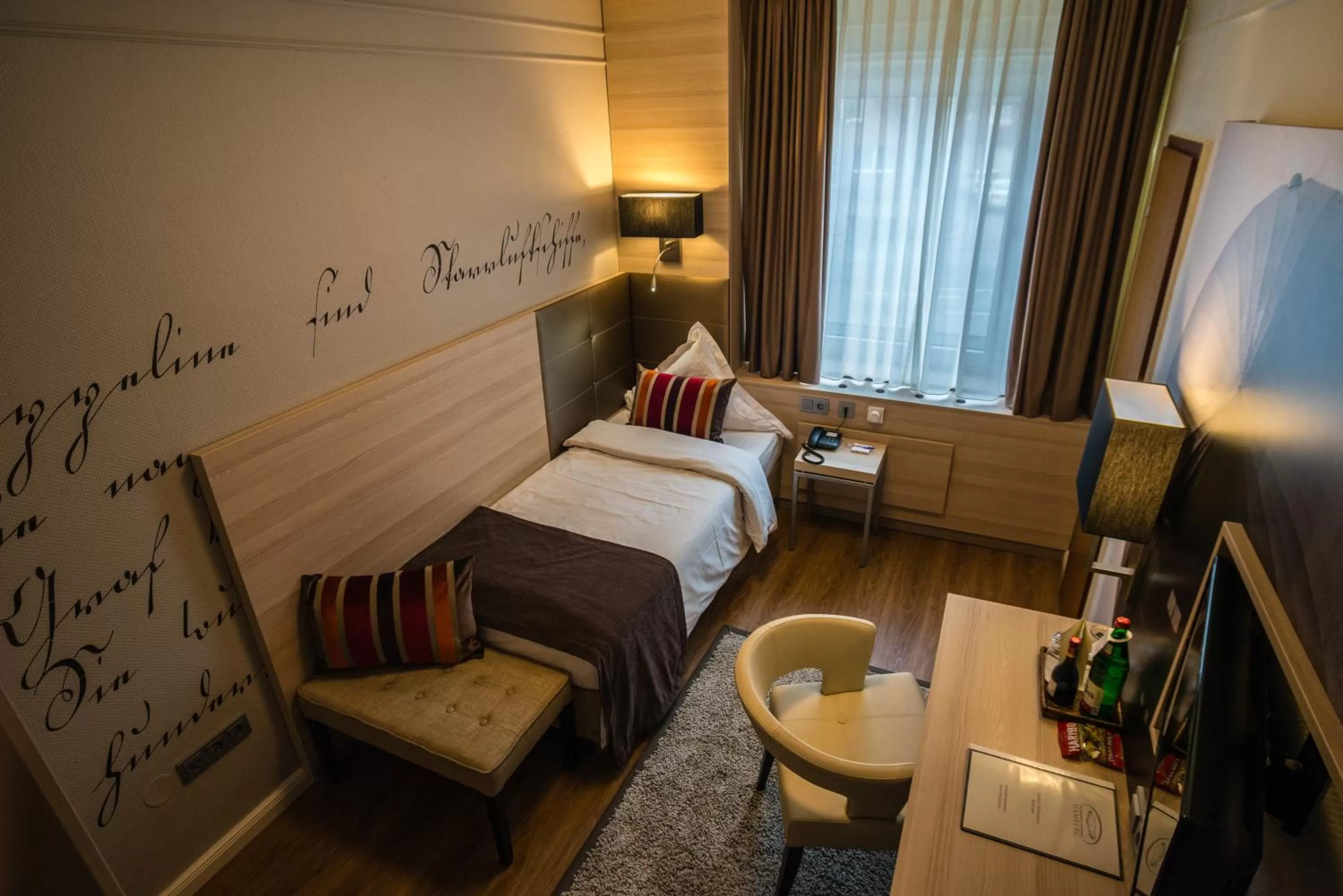 Photo of the whole room, Bed in Hotel Zum Zeppelin Hamburg