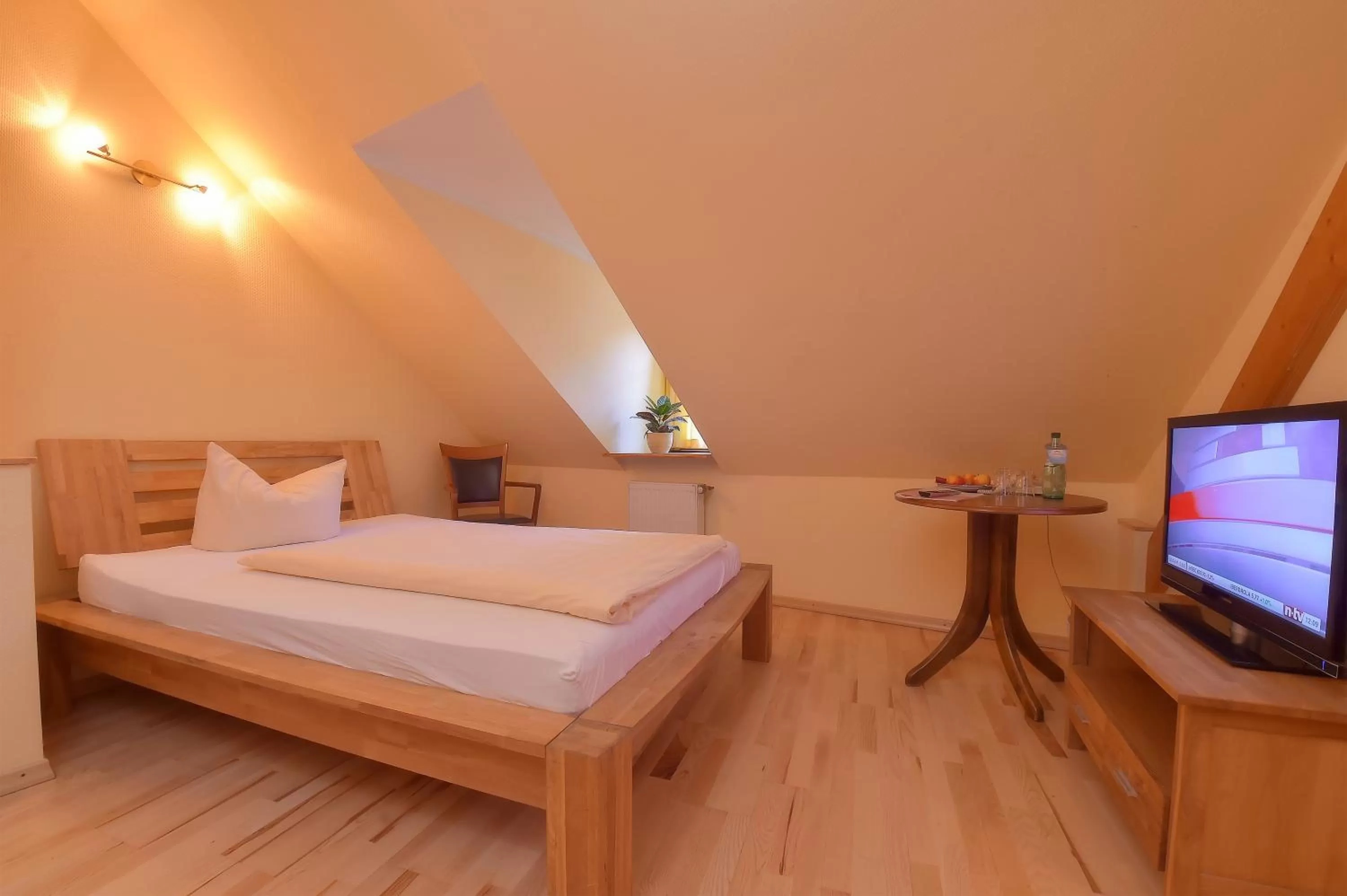 Photo of the whole room, Bed in Gasthaus Zur Noll