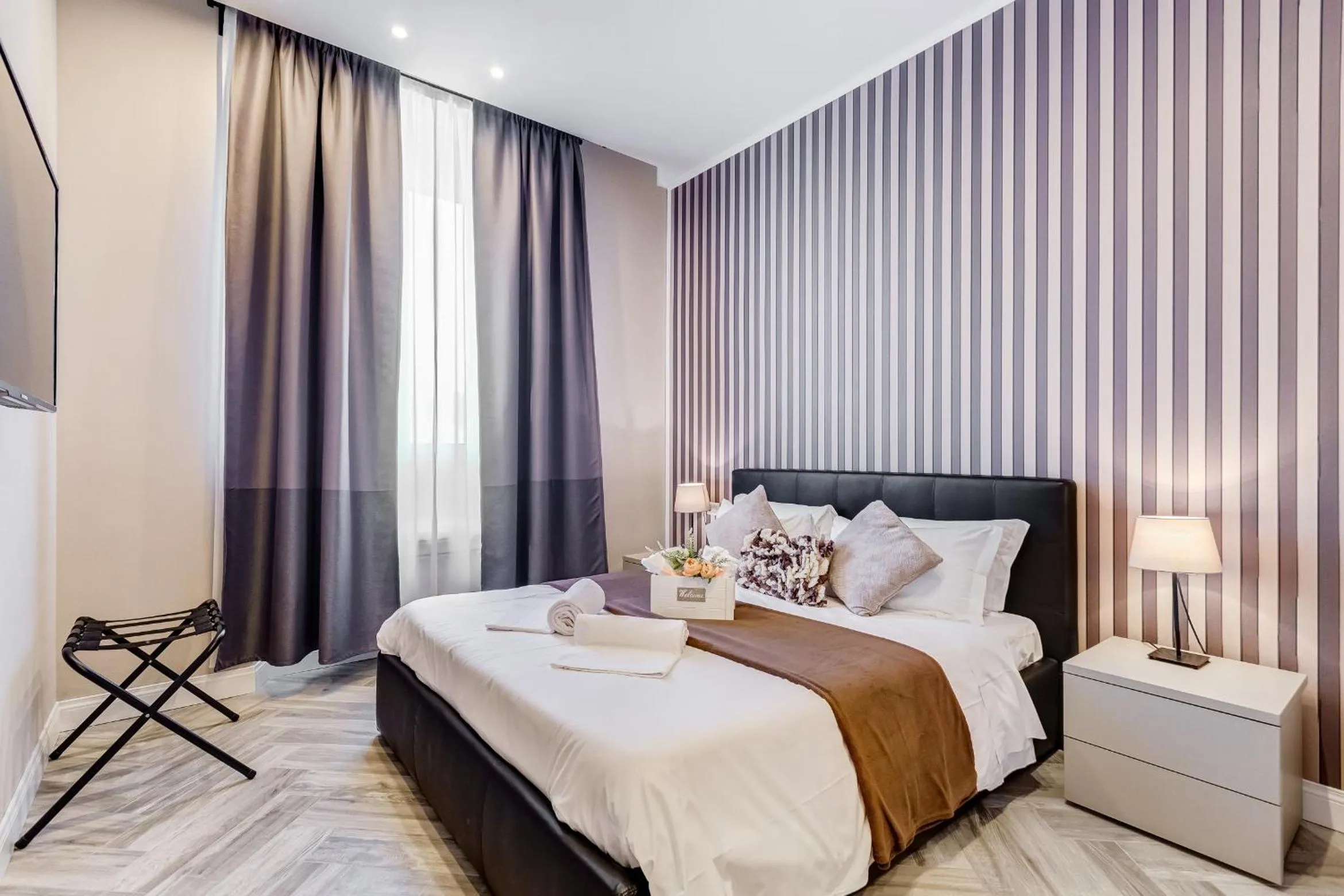 Bedroom, Bed in Hanky Suite