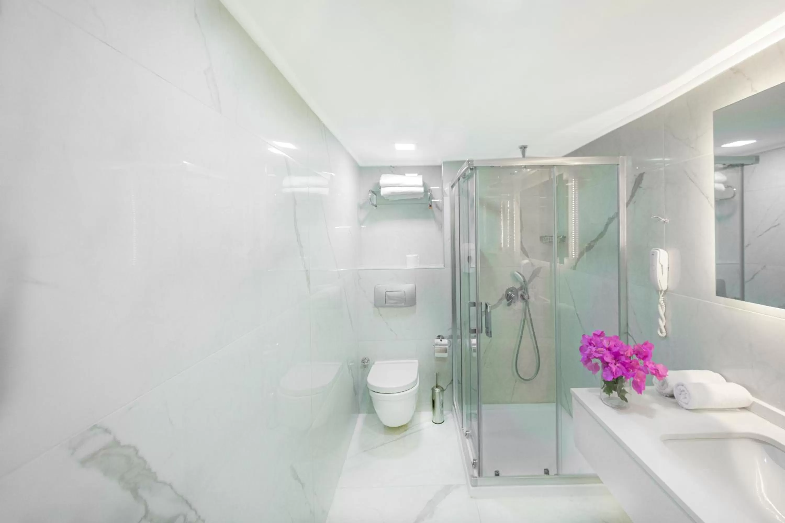 Bathroom in Pırıl Hotel Thermal&Beauty SPA