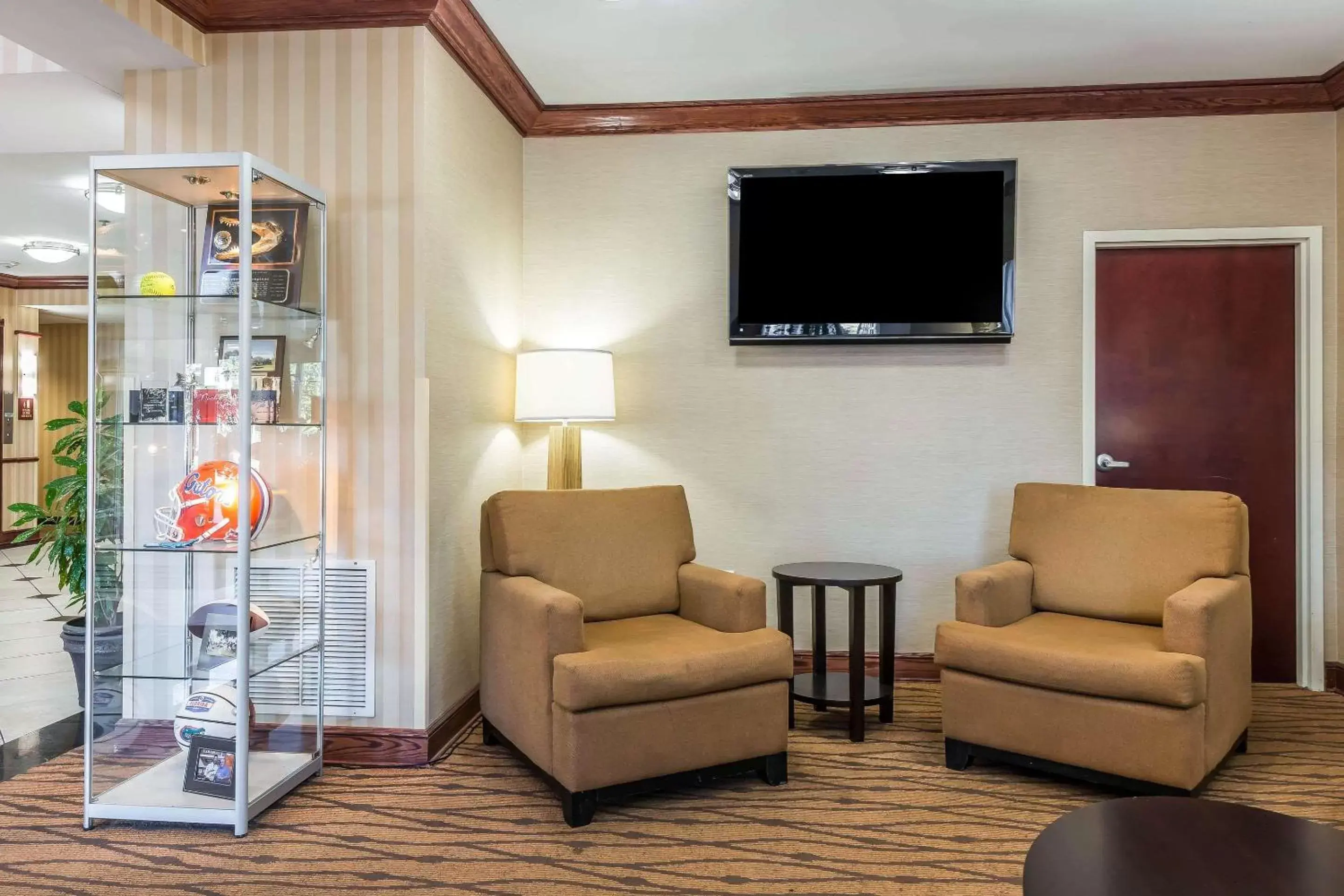Lobby or reception, TV/Entertainment Center in Sleep Inn & Suites University/Shands