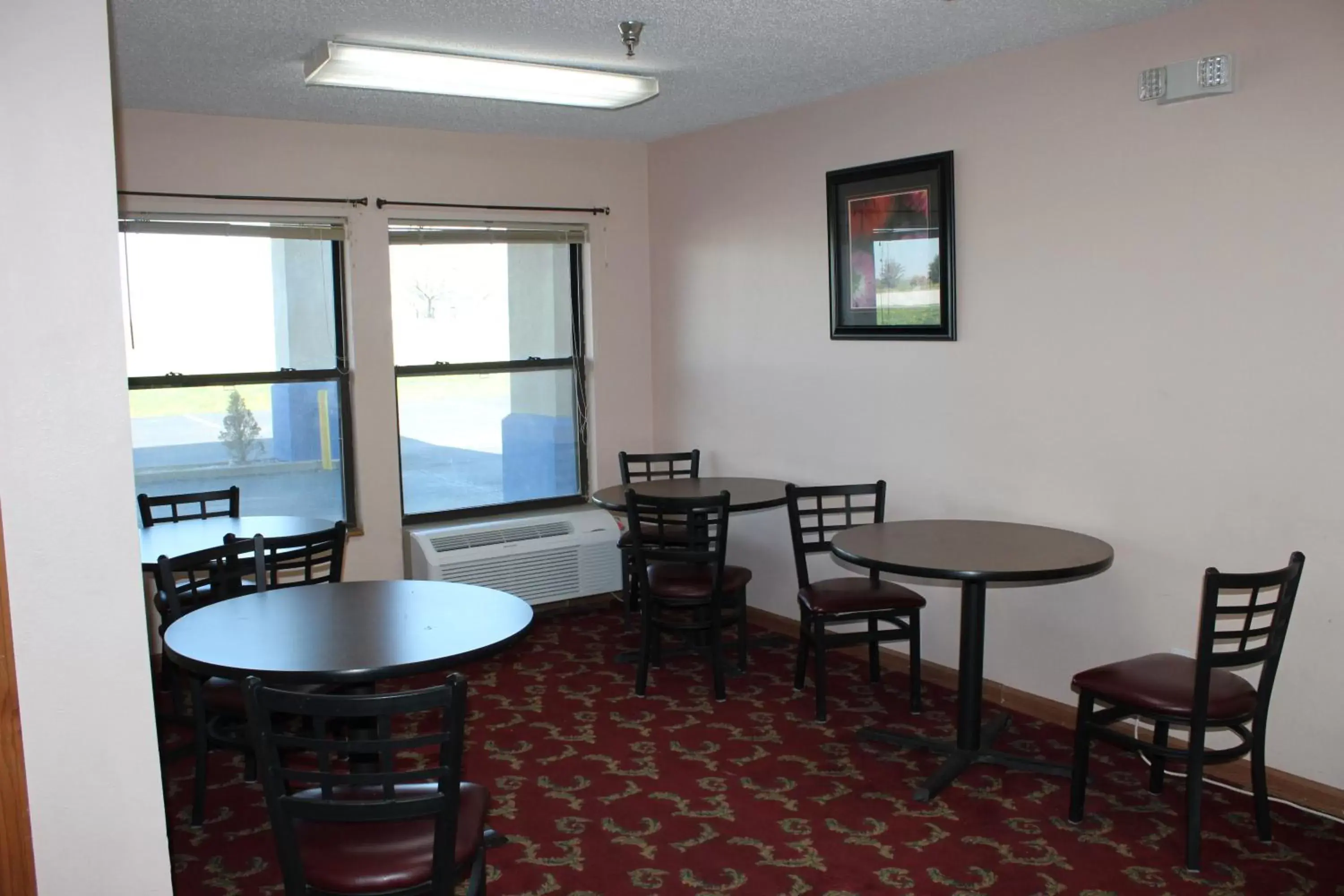 Dining Area in Super 8 by Wyndham Chenoa