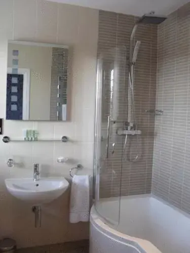 Shower, Bathroom in Hopping Hare