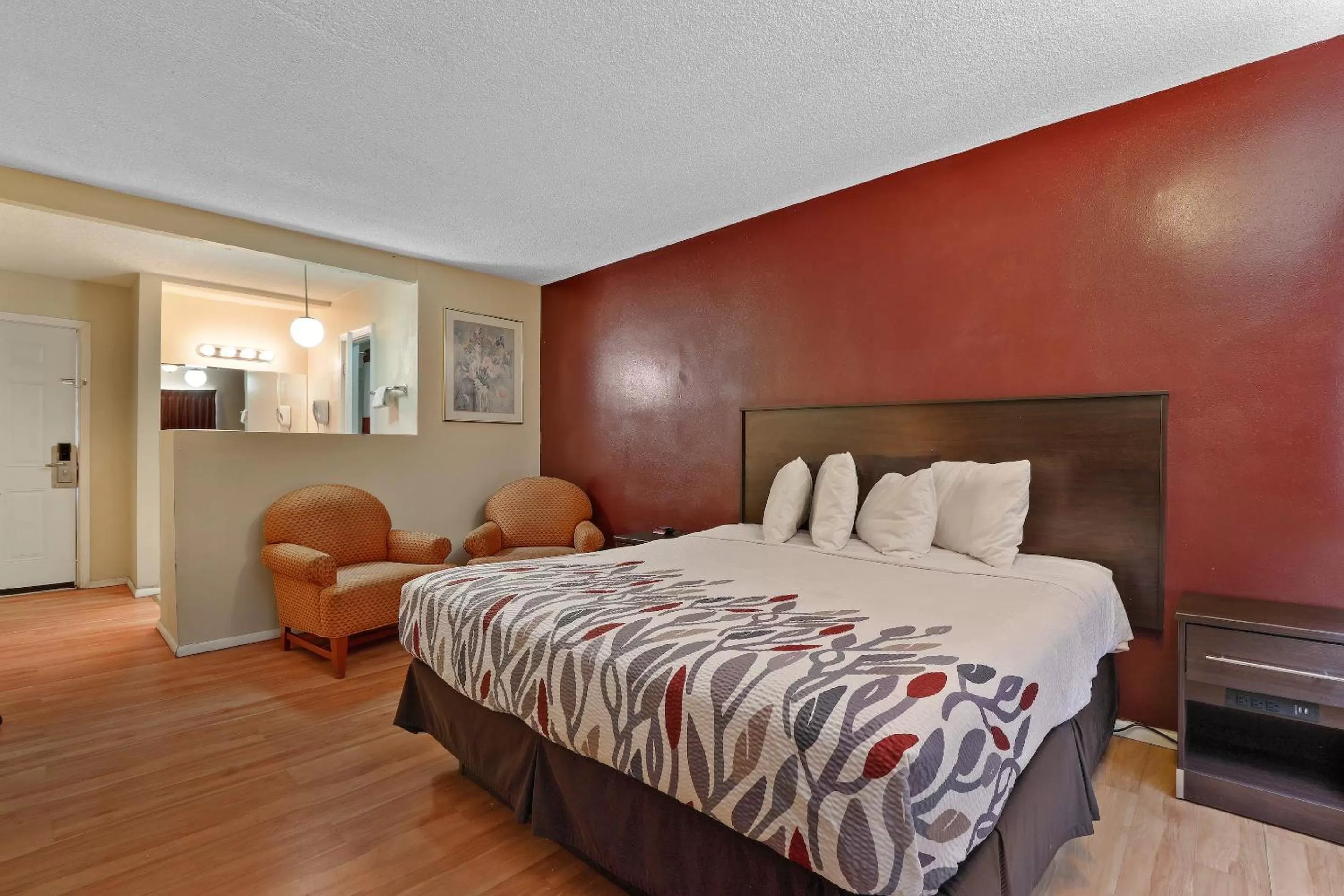 Photo of the whole room, Bed in Red Roof Inn Needles