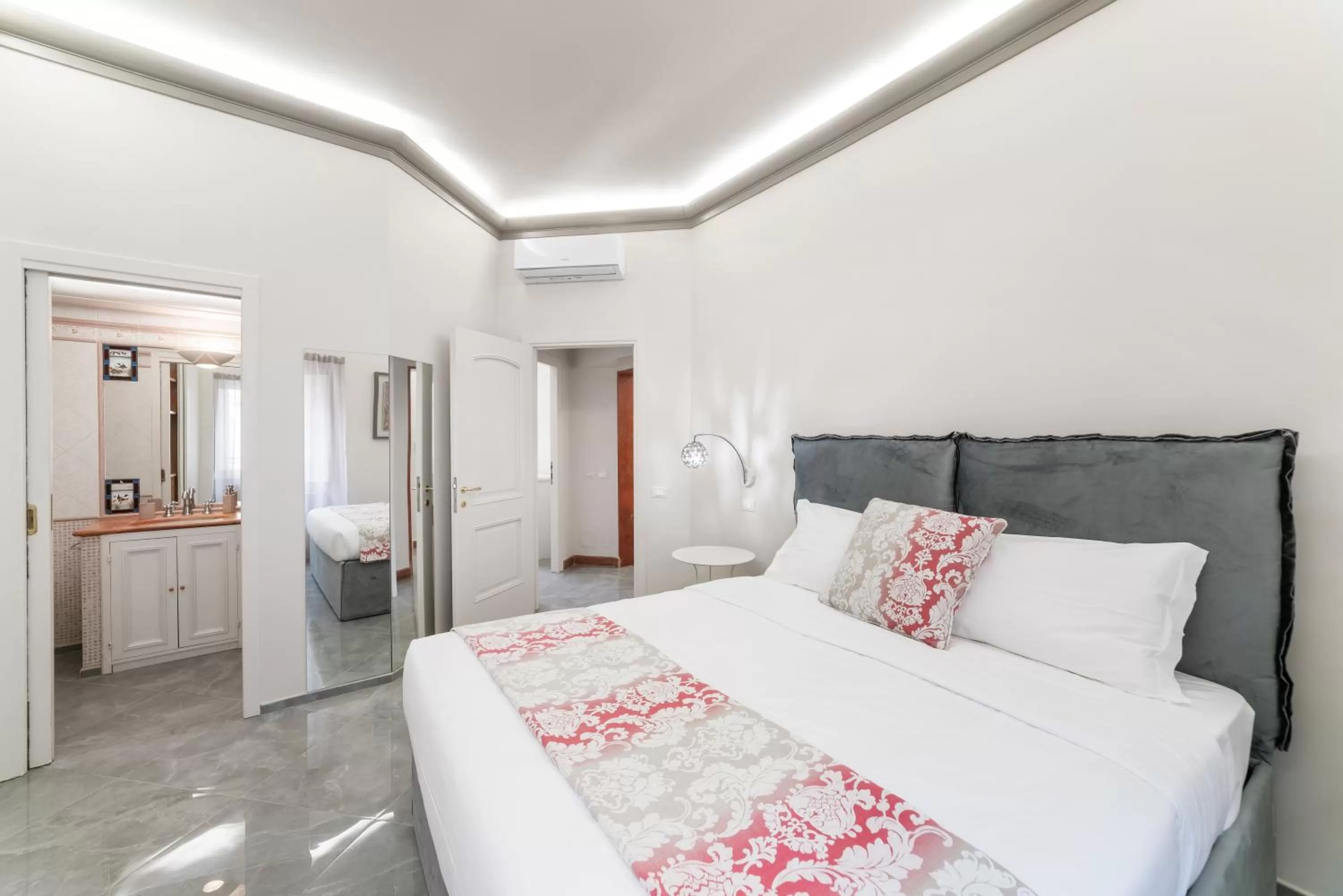 Photo of the whole room, Bed in BMGA l ViaPaola43 Palace