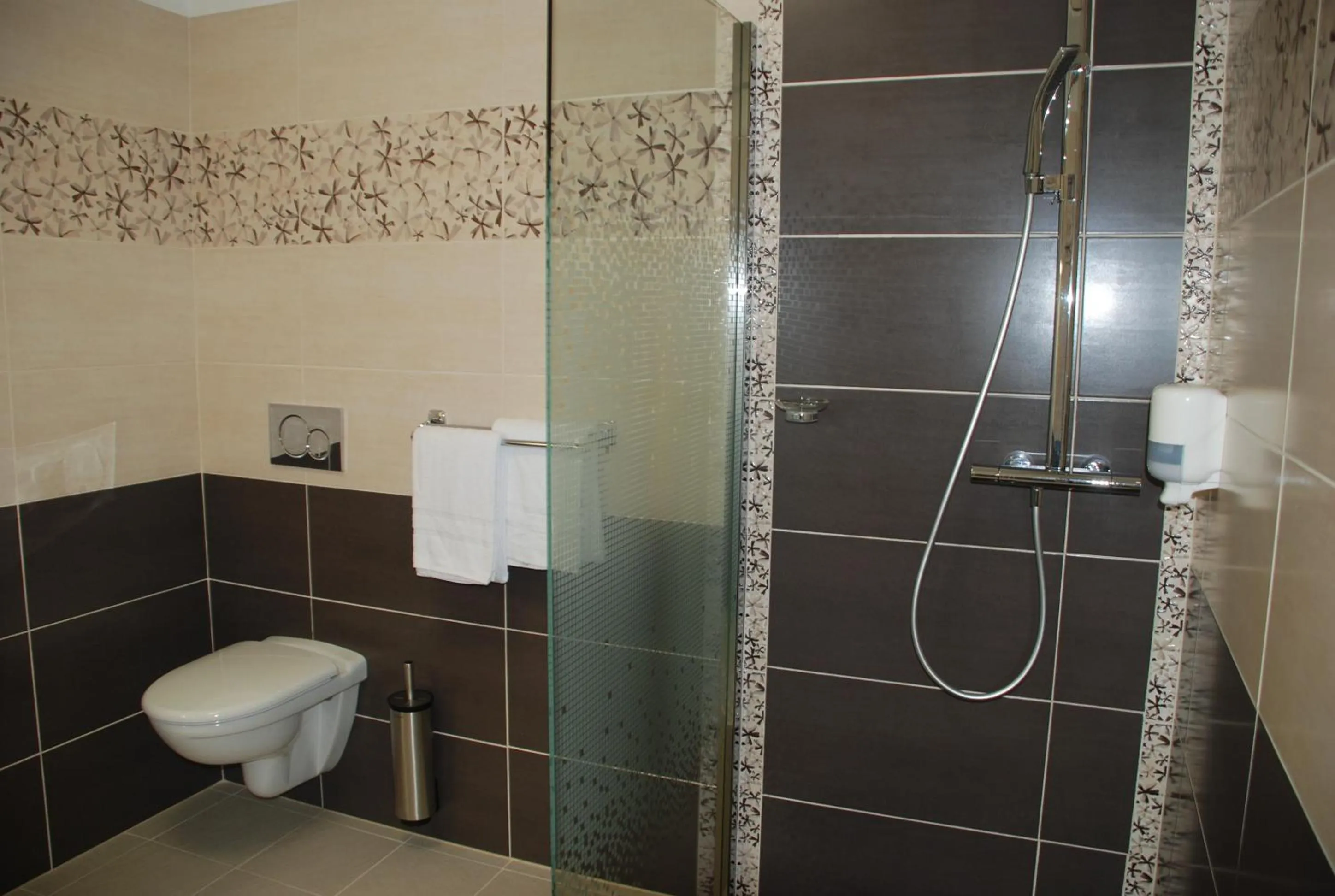 Bathroom in The Originals City, Hôtel Cathédrale, Lisieux