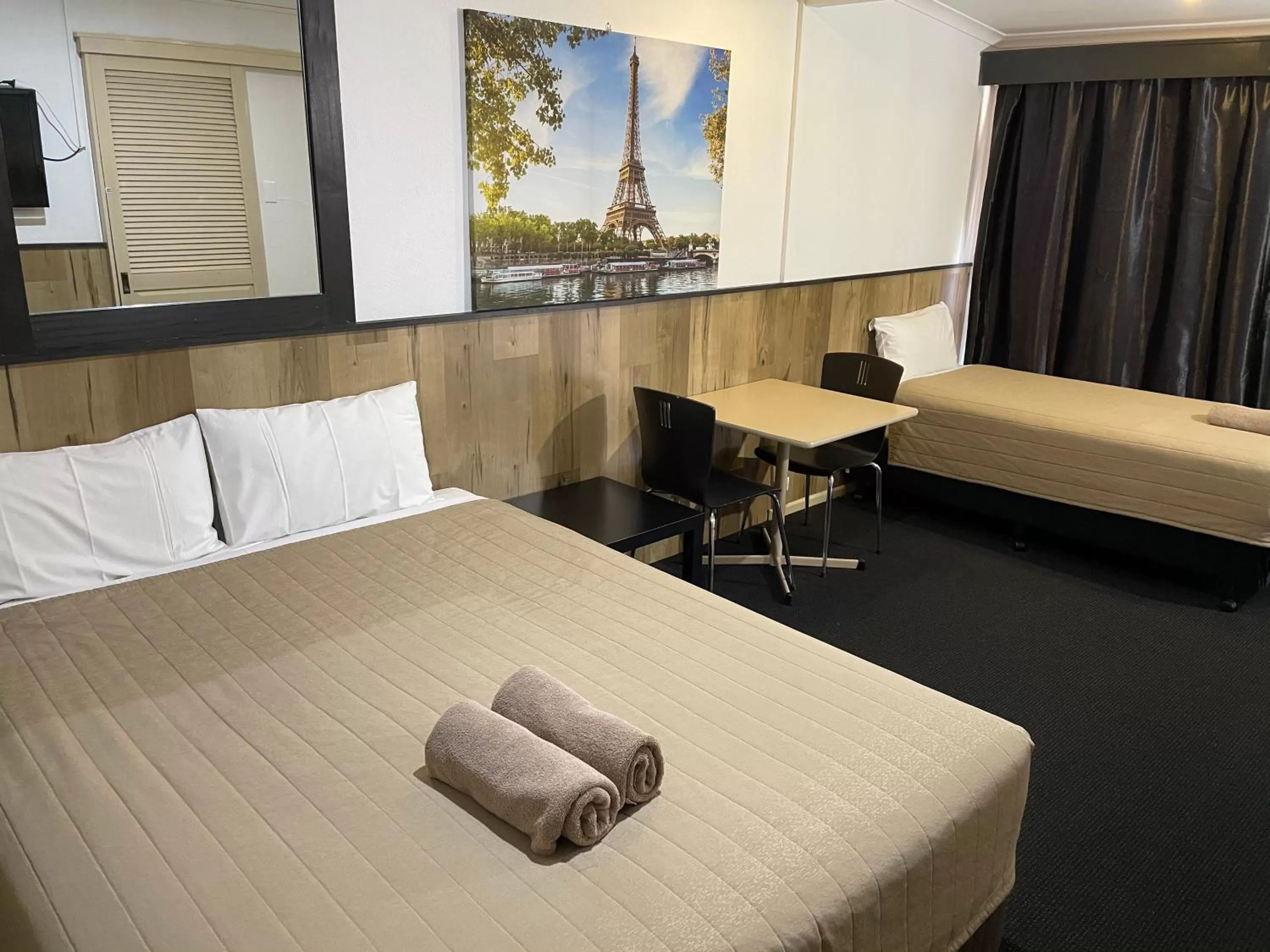 Bed in Countryman Motor Inn Cowra