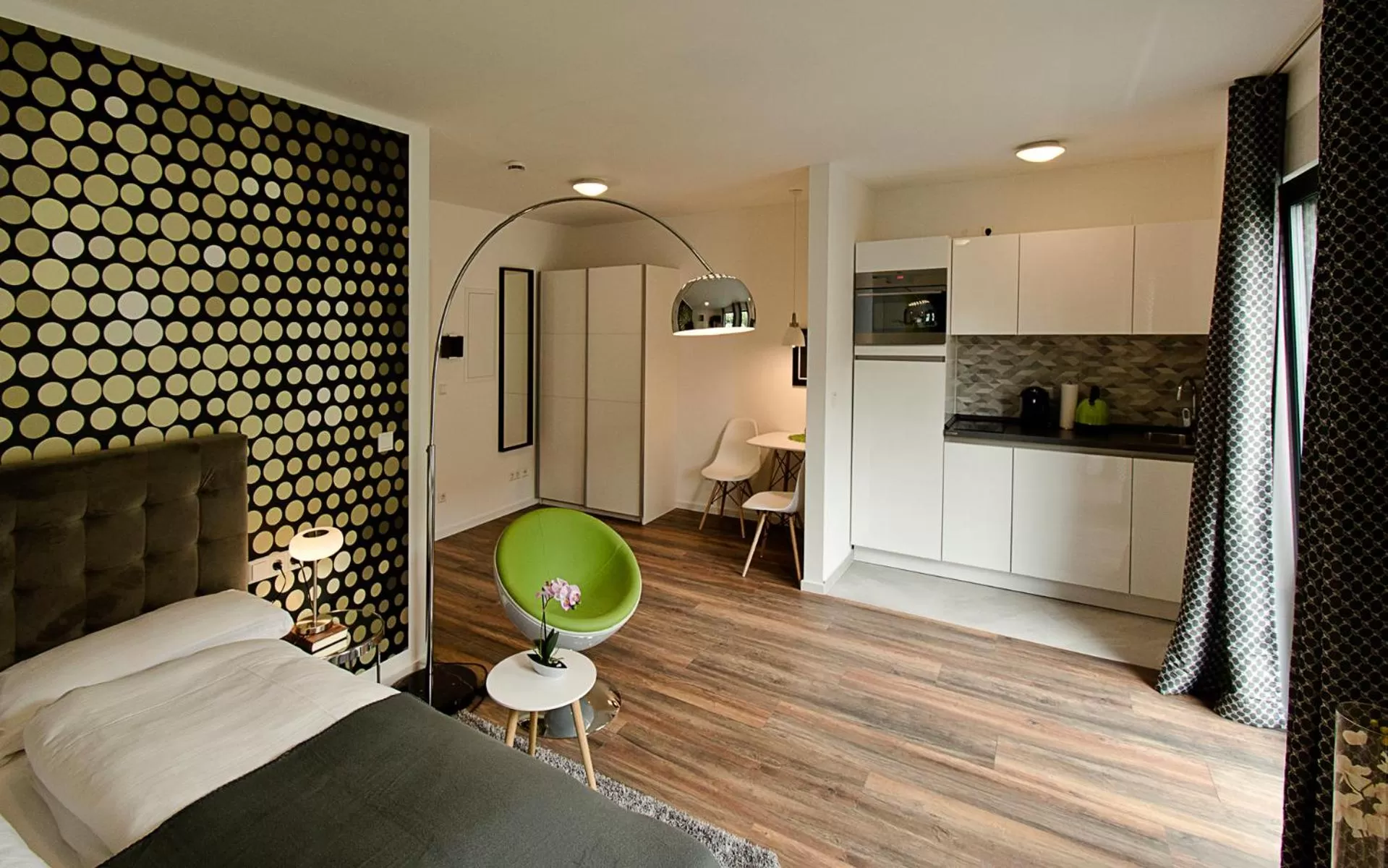 Kitchen or kitchenette, Bed in Eco Smart Apartments Nürnberg Süd