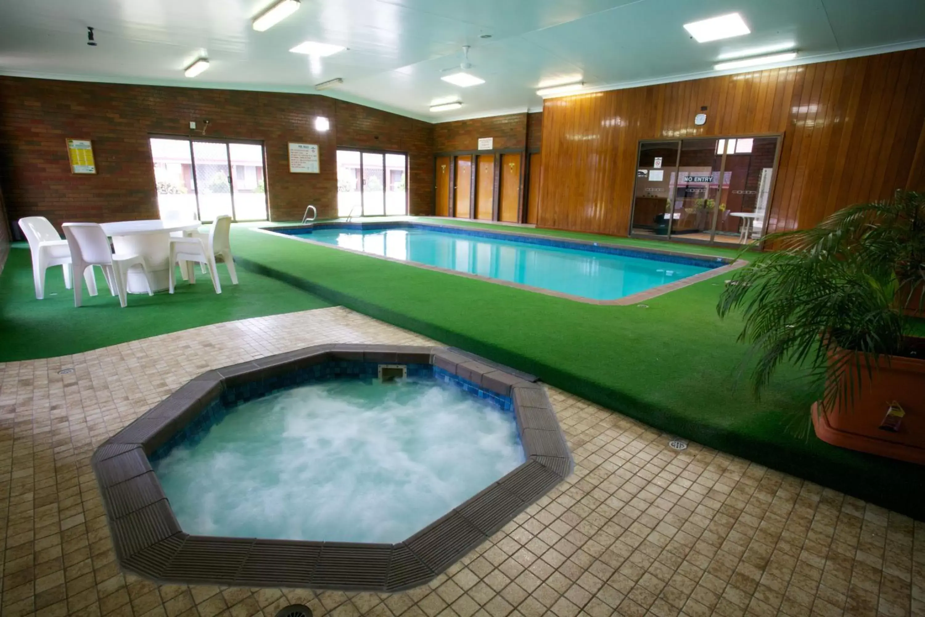 Activities, Swimming Pool in Golden Grain Motor Inn