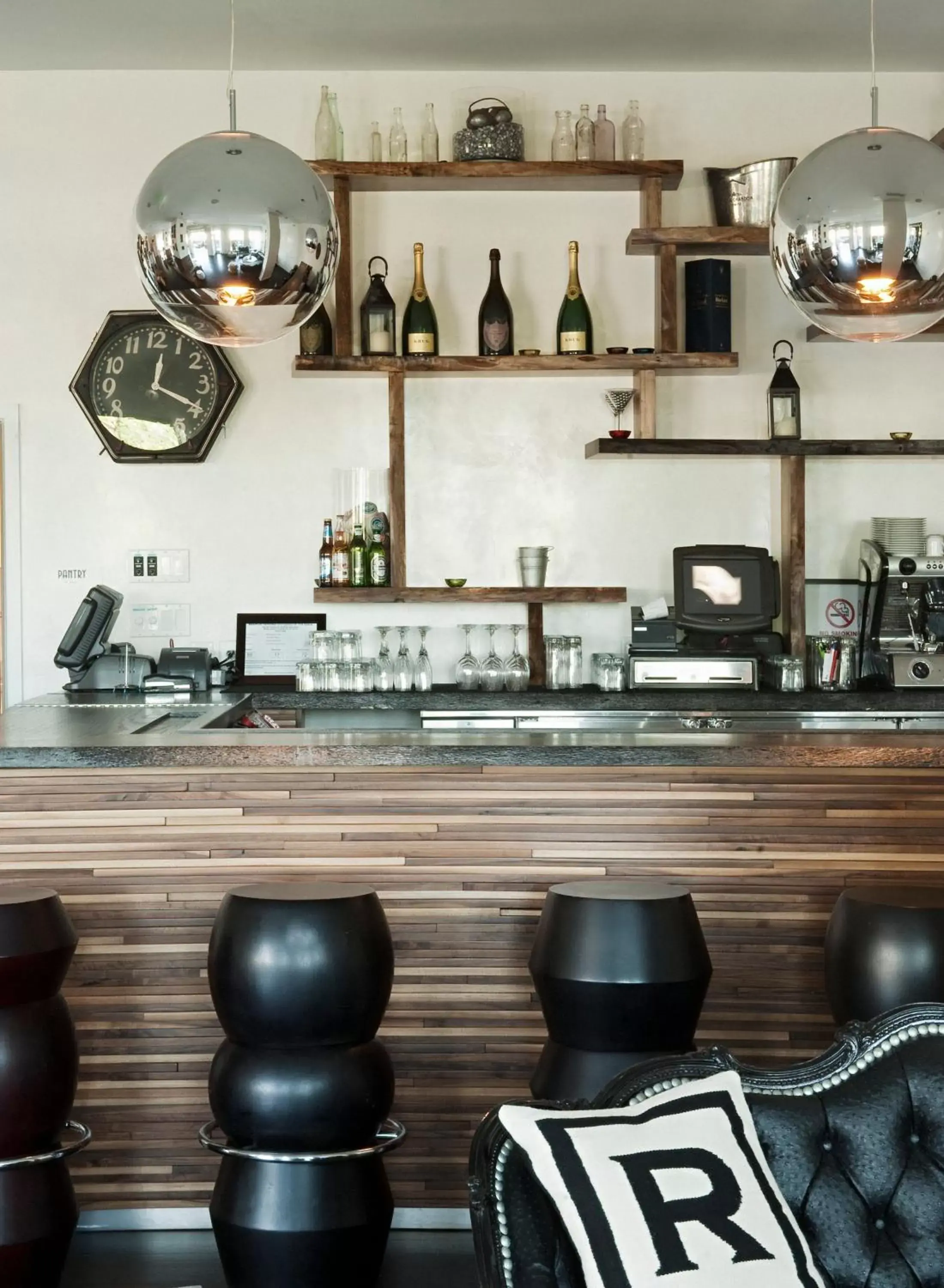 Lounge or bar, Kitchen/Kitchenette in Bungalow Hotel