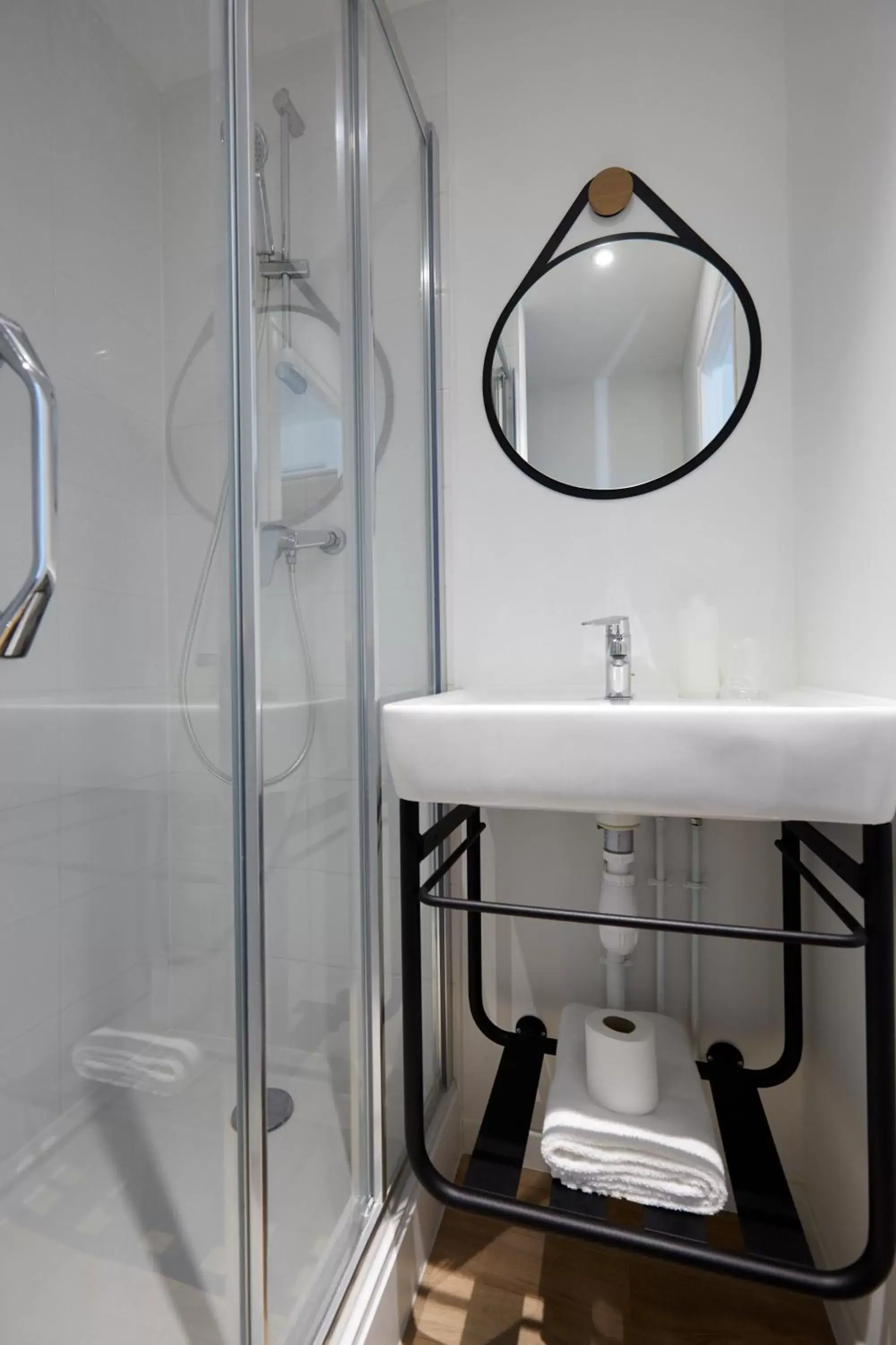 Shower, Bathroom in KYRIAD DIRECT Orleans - La Chapelle St Mesmin