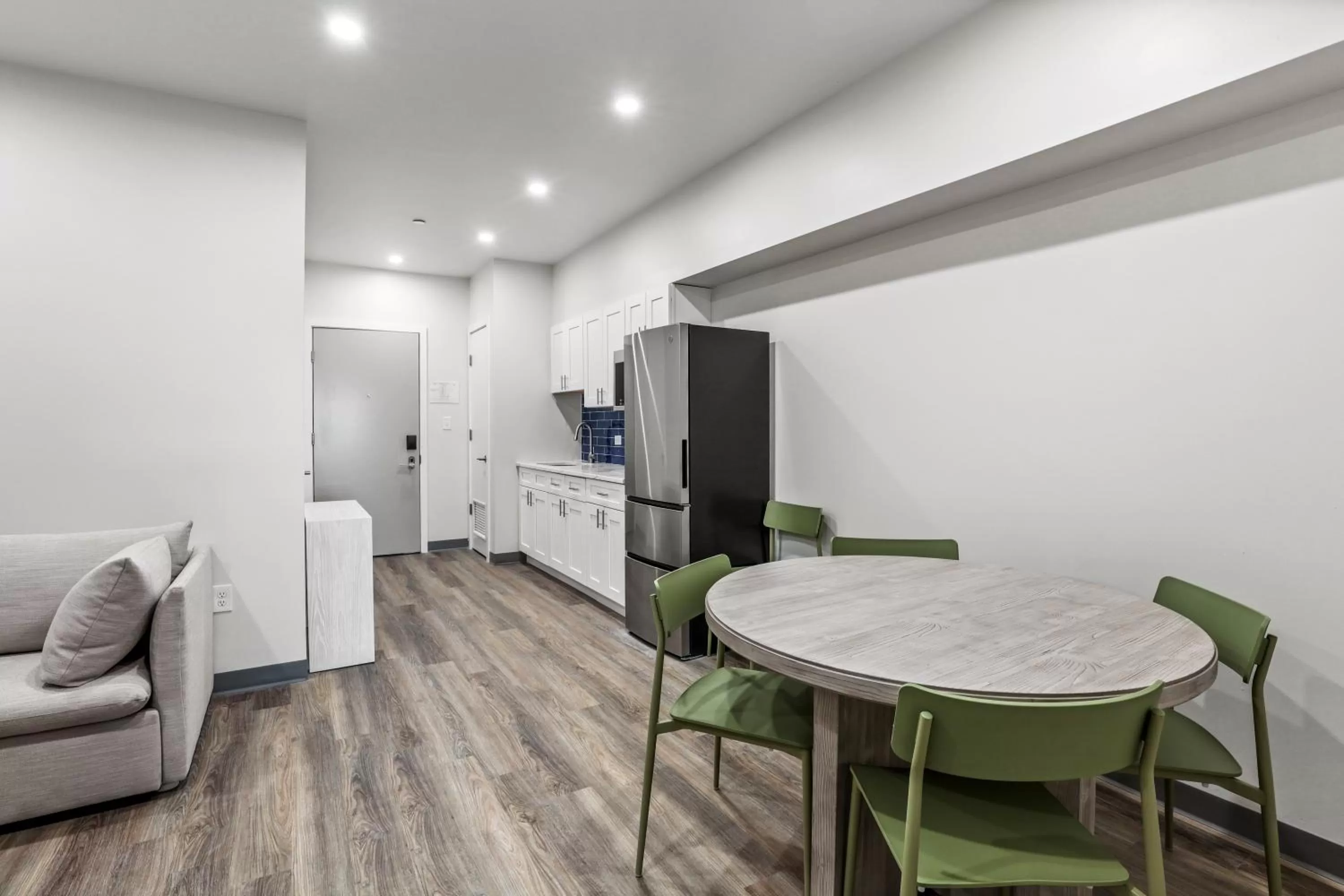 Kitchen or kitchenette, Dining Area in Seaport Suites
