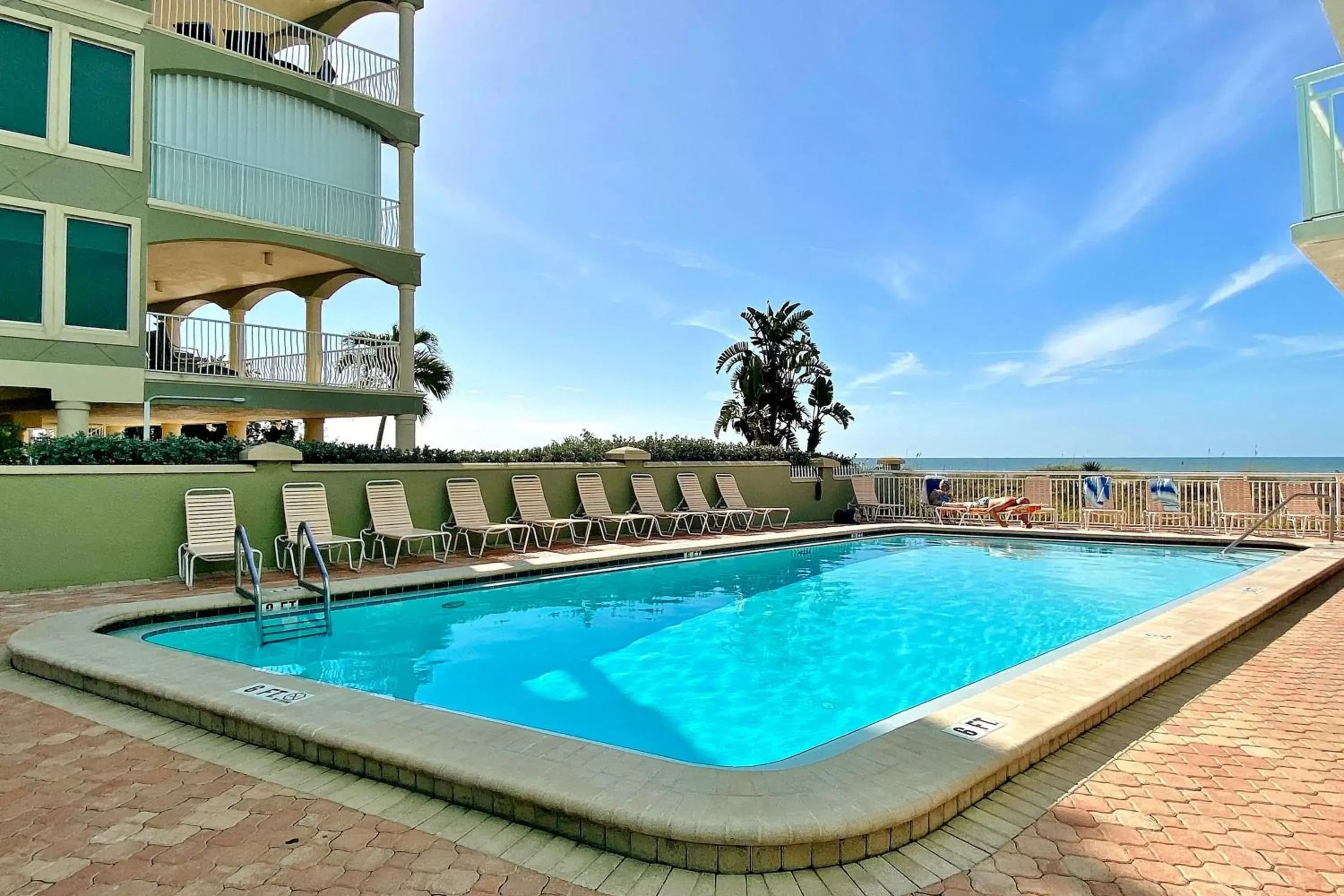 Swimming Pool in Chateaux Sunset Suites 408