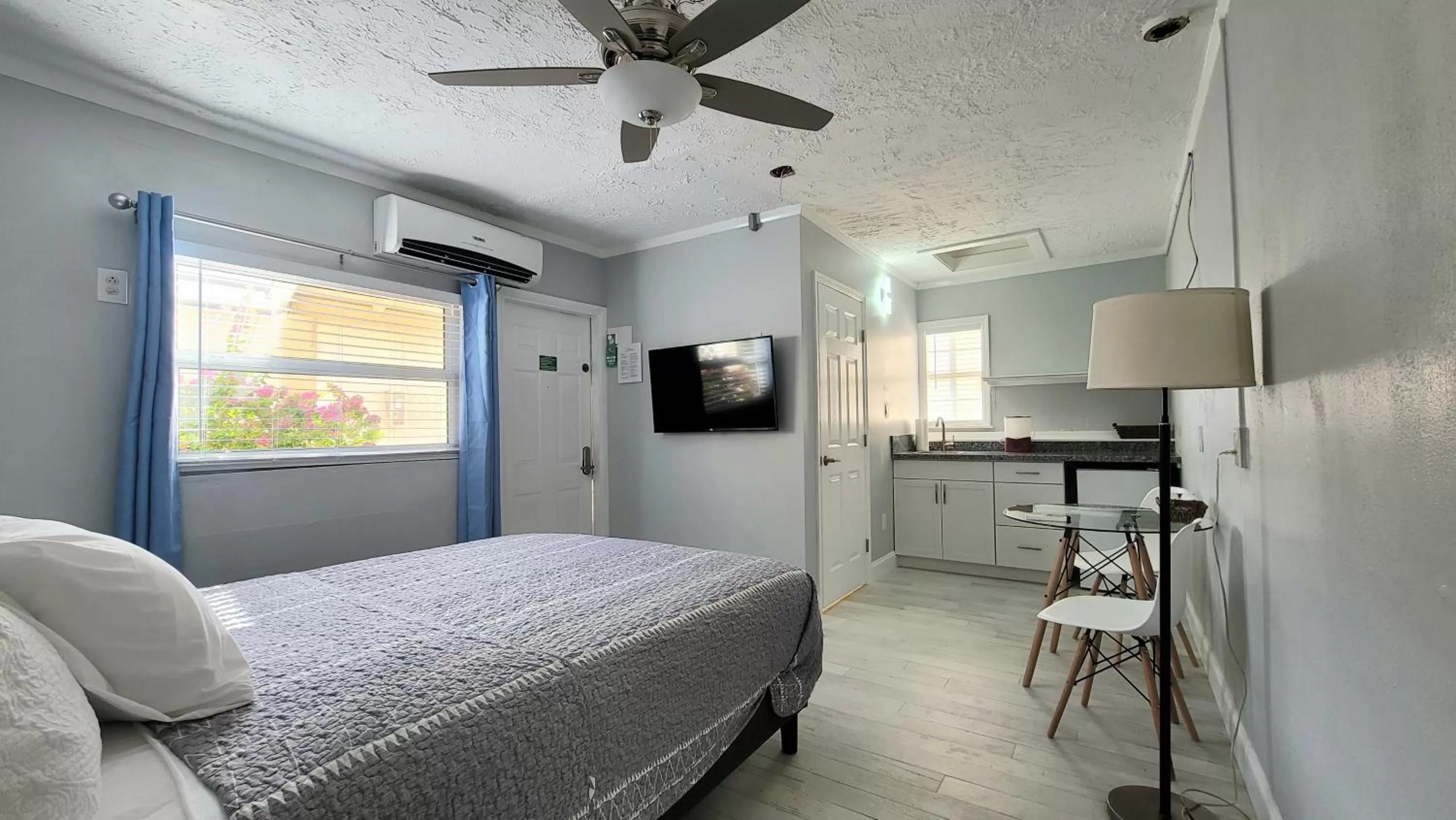 Photo of the whole room, Bed in Barefoot mailman motel