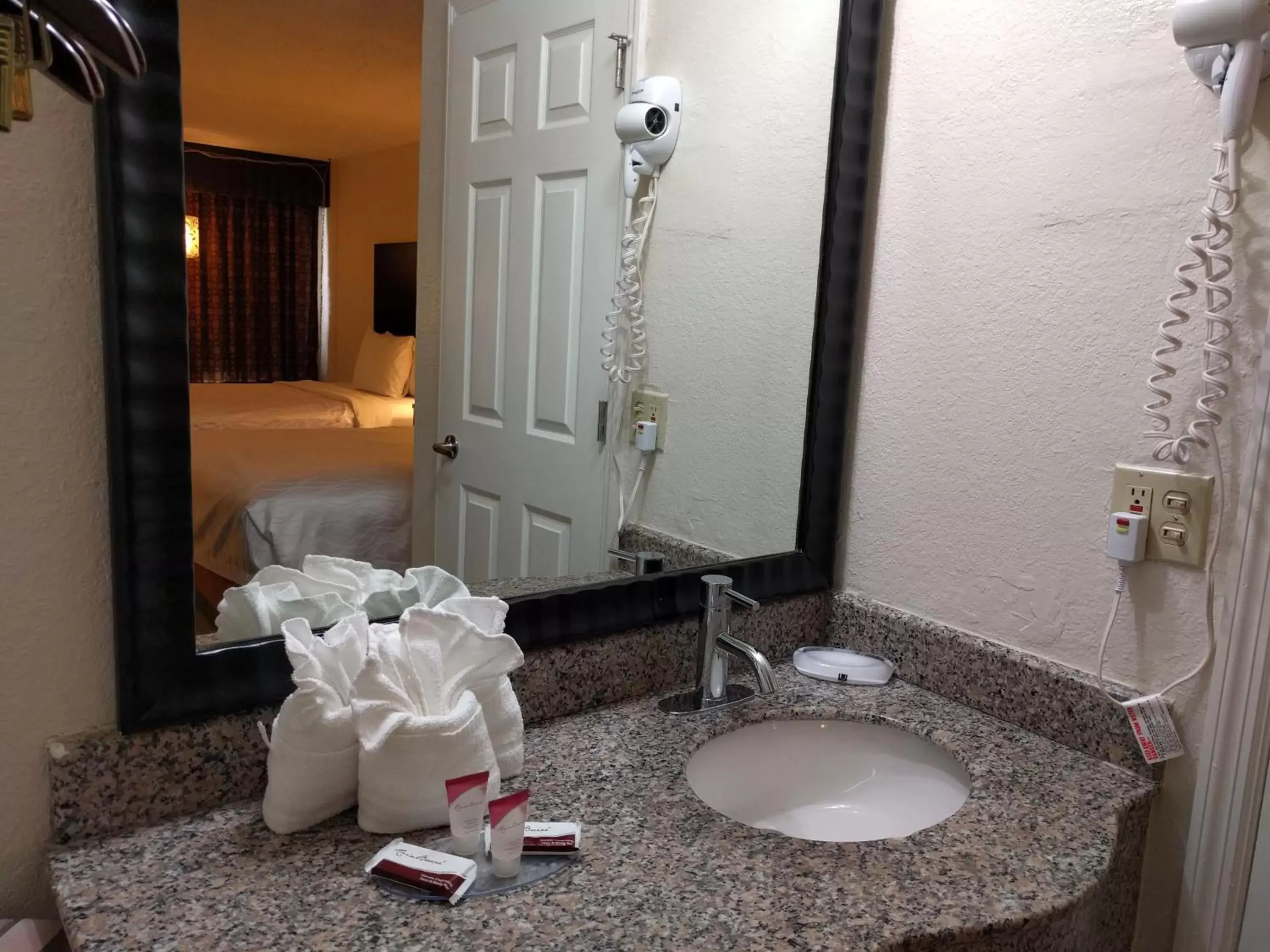 Bathroom in Red Carpet Inn Airport/ Cruise Port