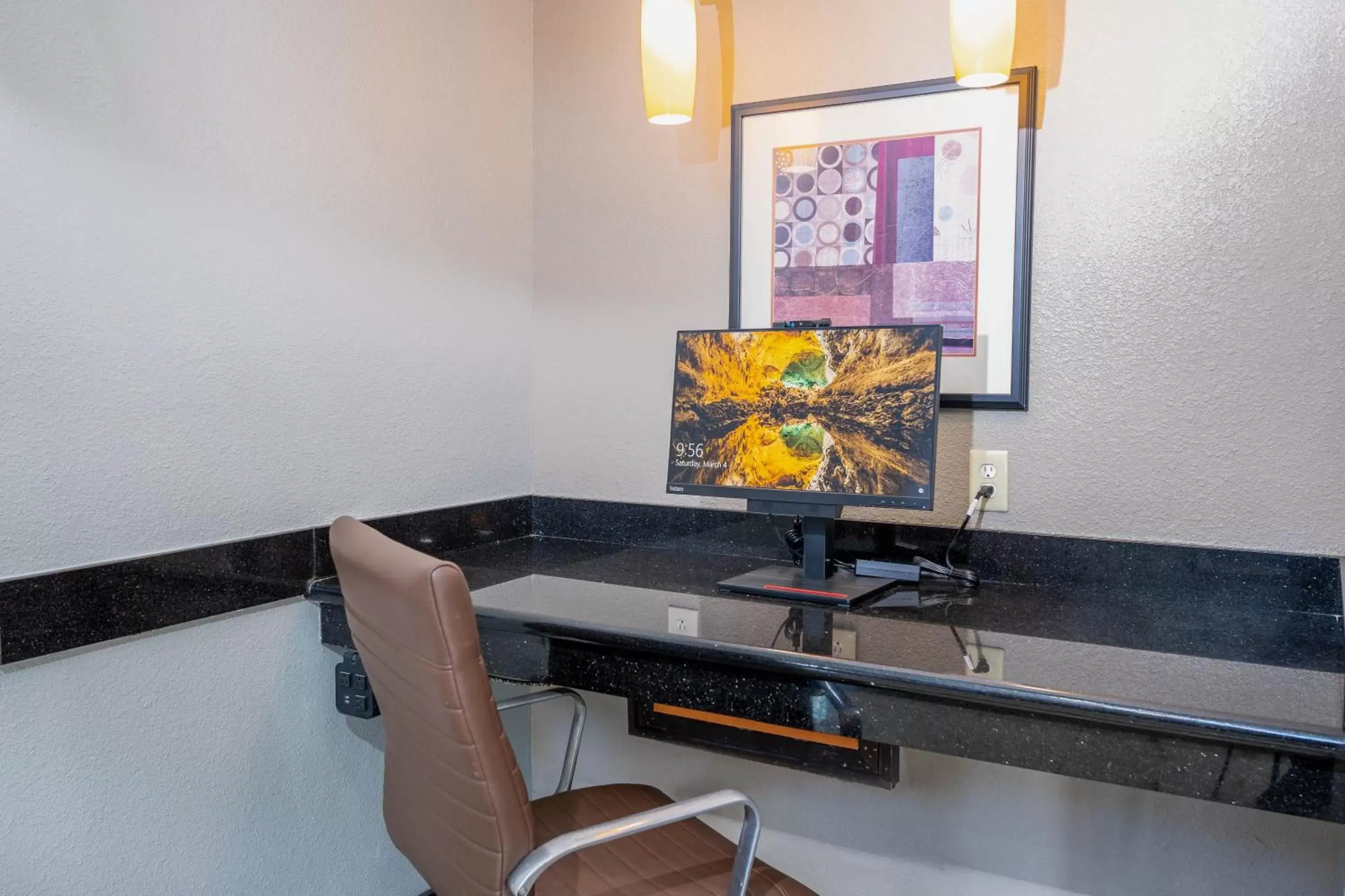 Business facilities, TV/Entertainment Center in Quality Suites NE Indianapolis Fishers