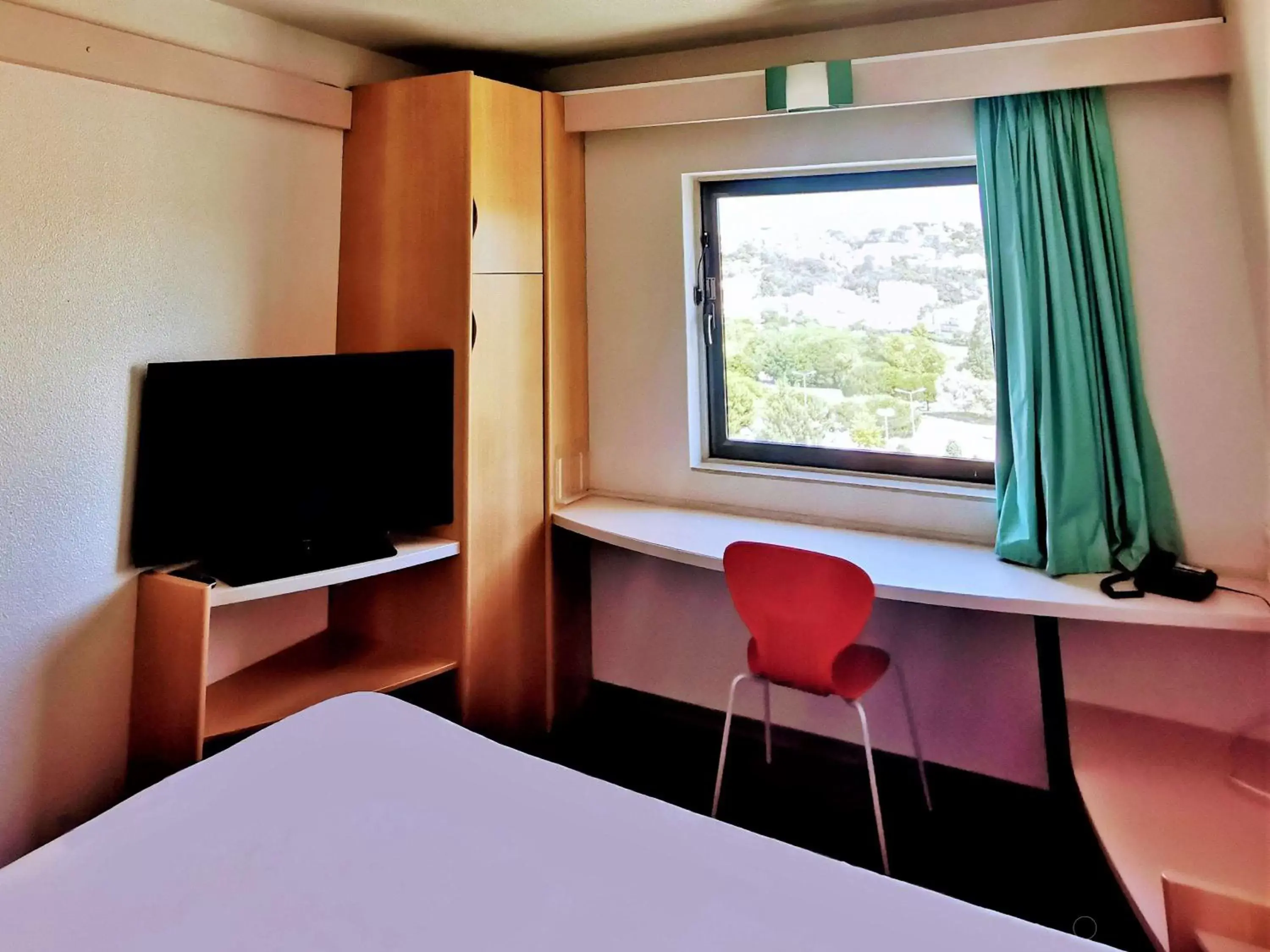 Bedroom, TV/Entertainment Center in Hotel ibis Leiria Fatima