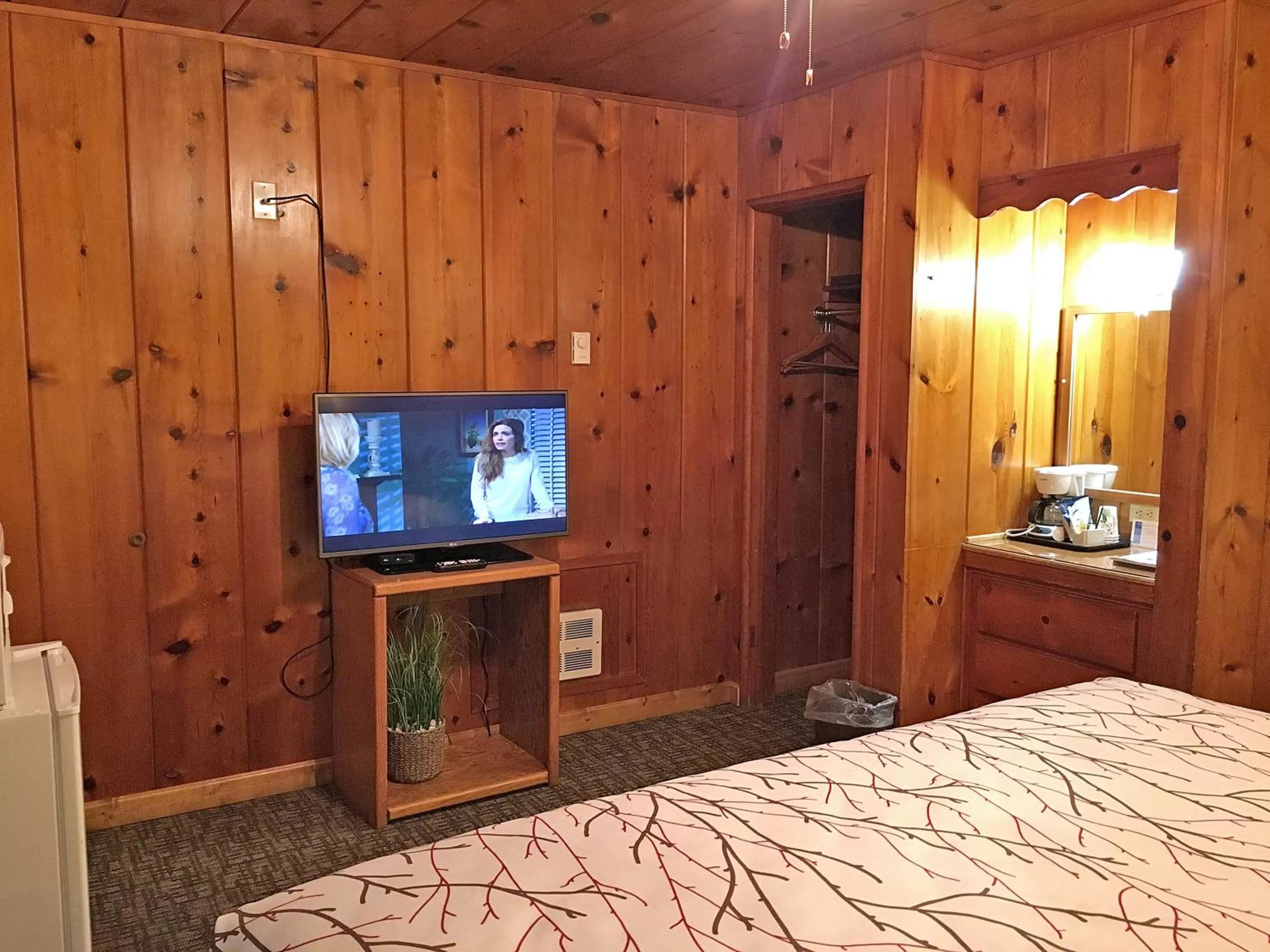 Bed in Park Motel and Cabins