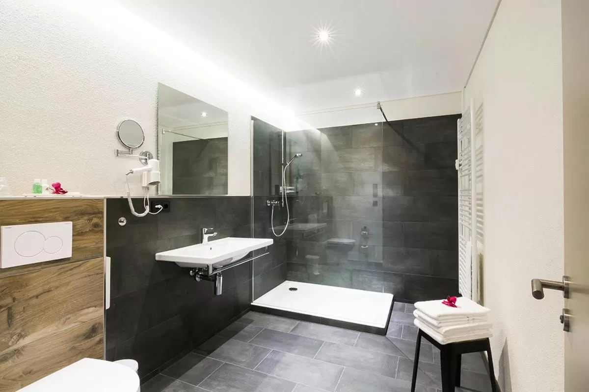 Shower in Bahnhof-Erzingen, hotel, coffee & more