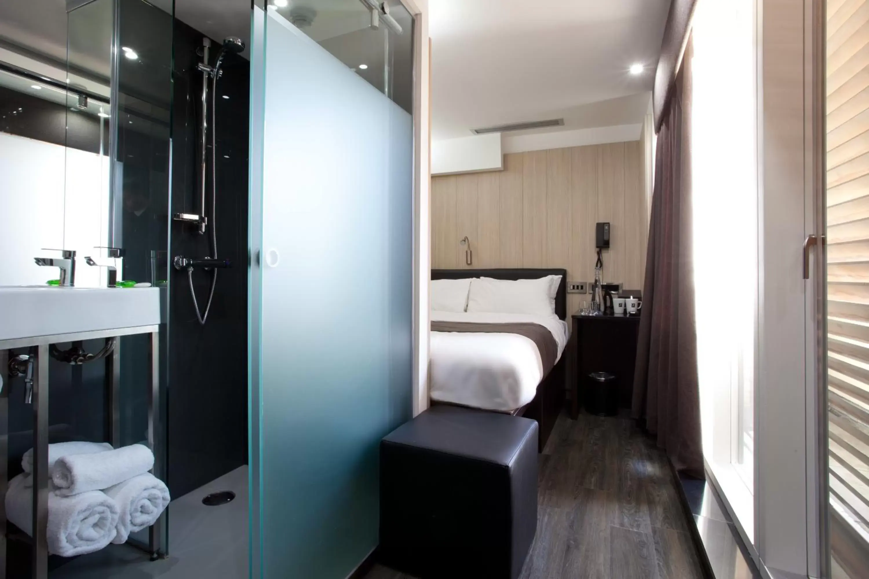 Bedroom, Bathroom in The Z Hotel Soho