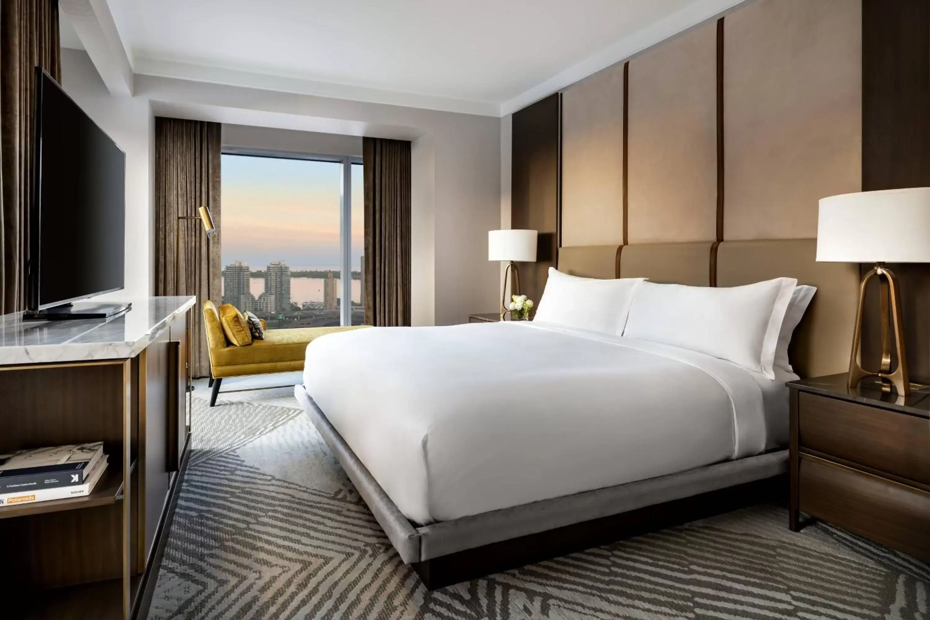 Bedroom, Bed in The Ritz-Carlton, Toronto