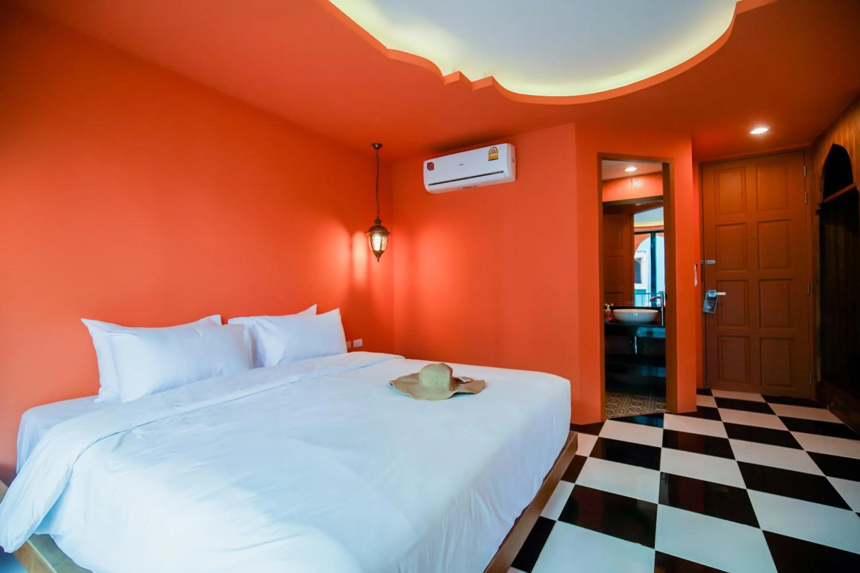 Photo of the whole room, Bed in Khaleej Mass Hotel Patong