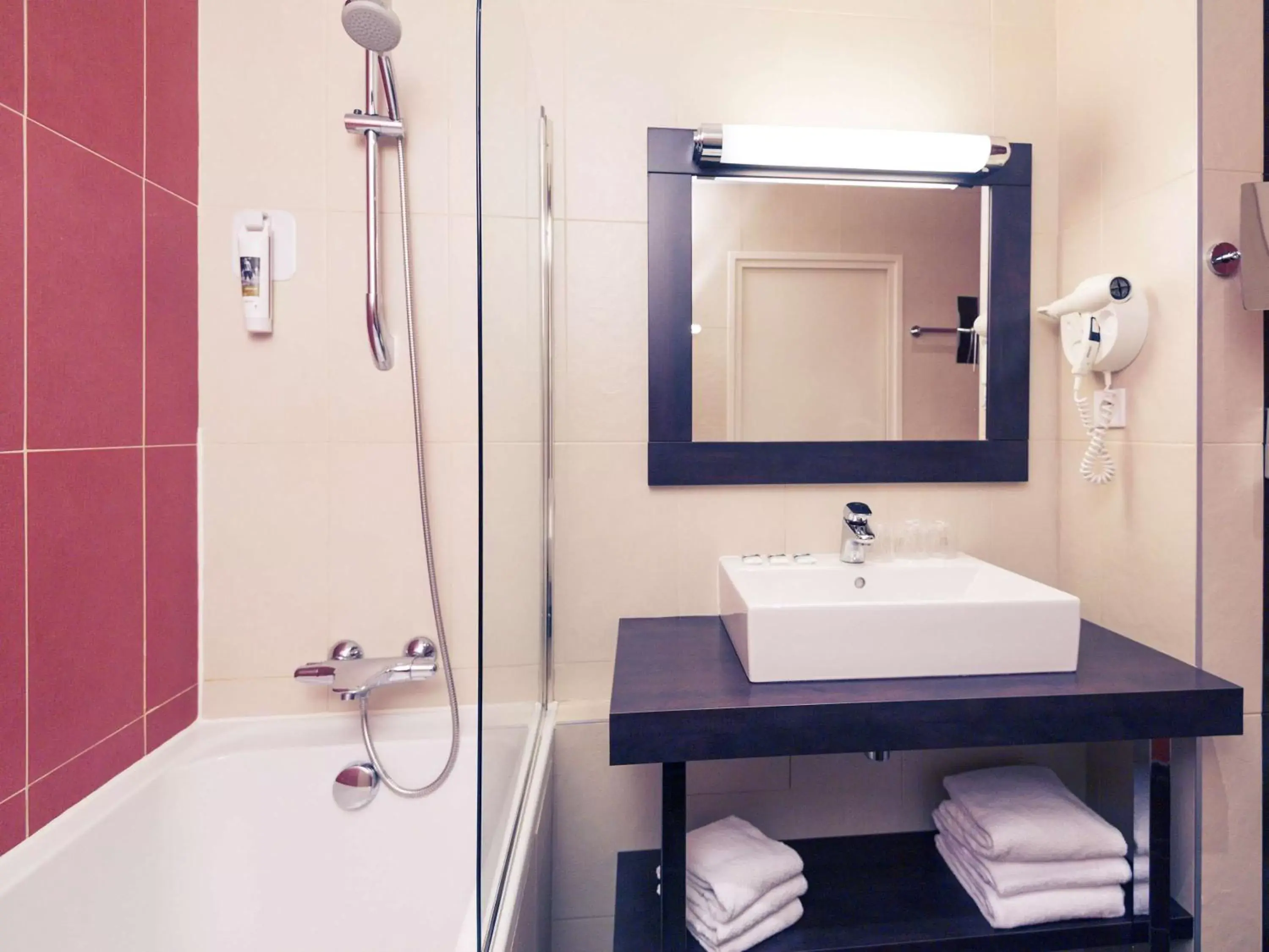 Photo of the whole room, Bathroom in Mercure Maurepas Saint Quentin