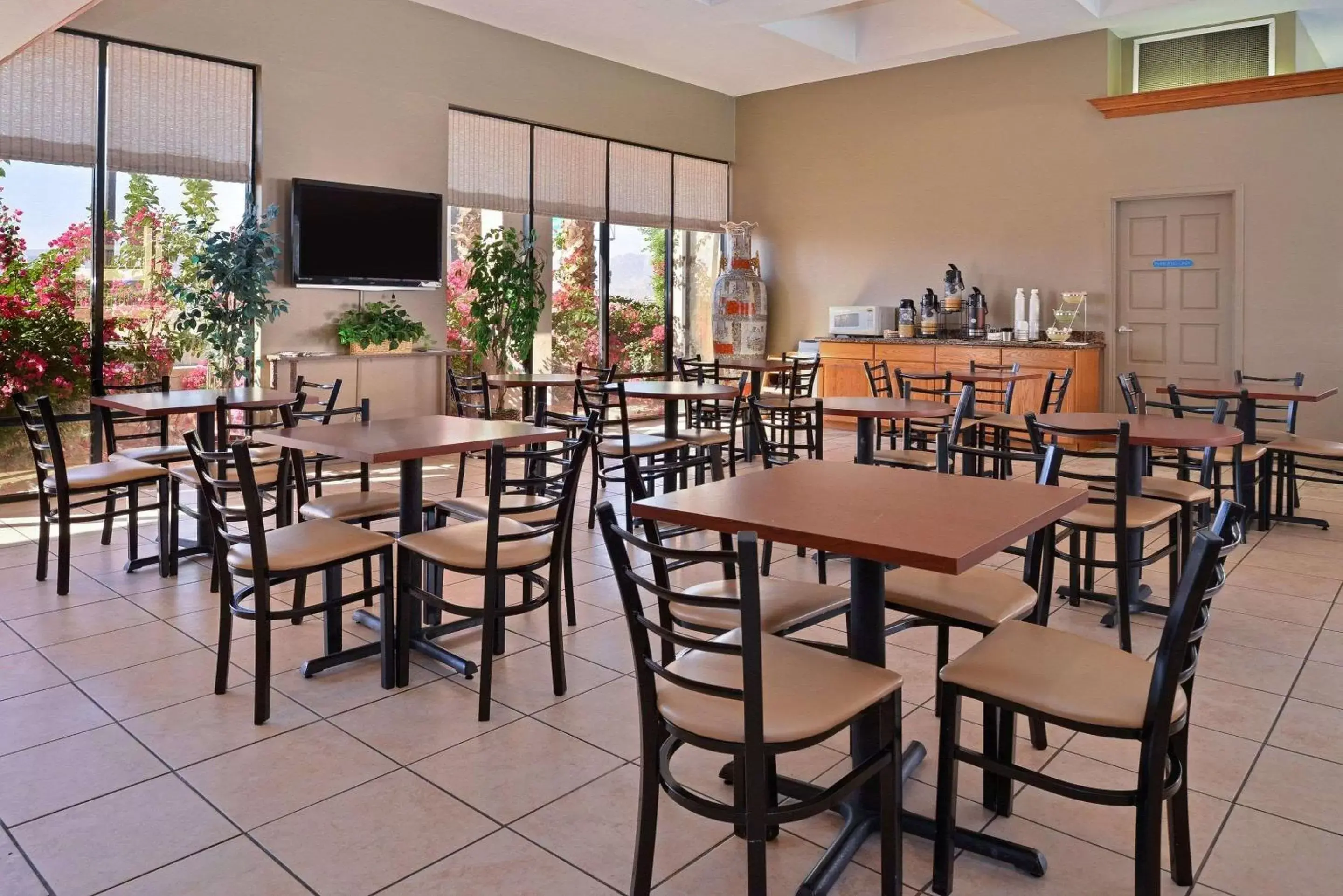 Restaurant/Places to Eat in Quality Inn & Suites Indio I-10