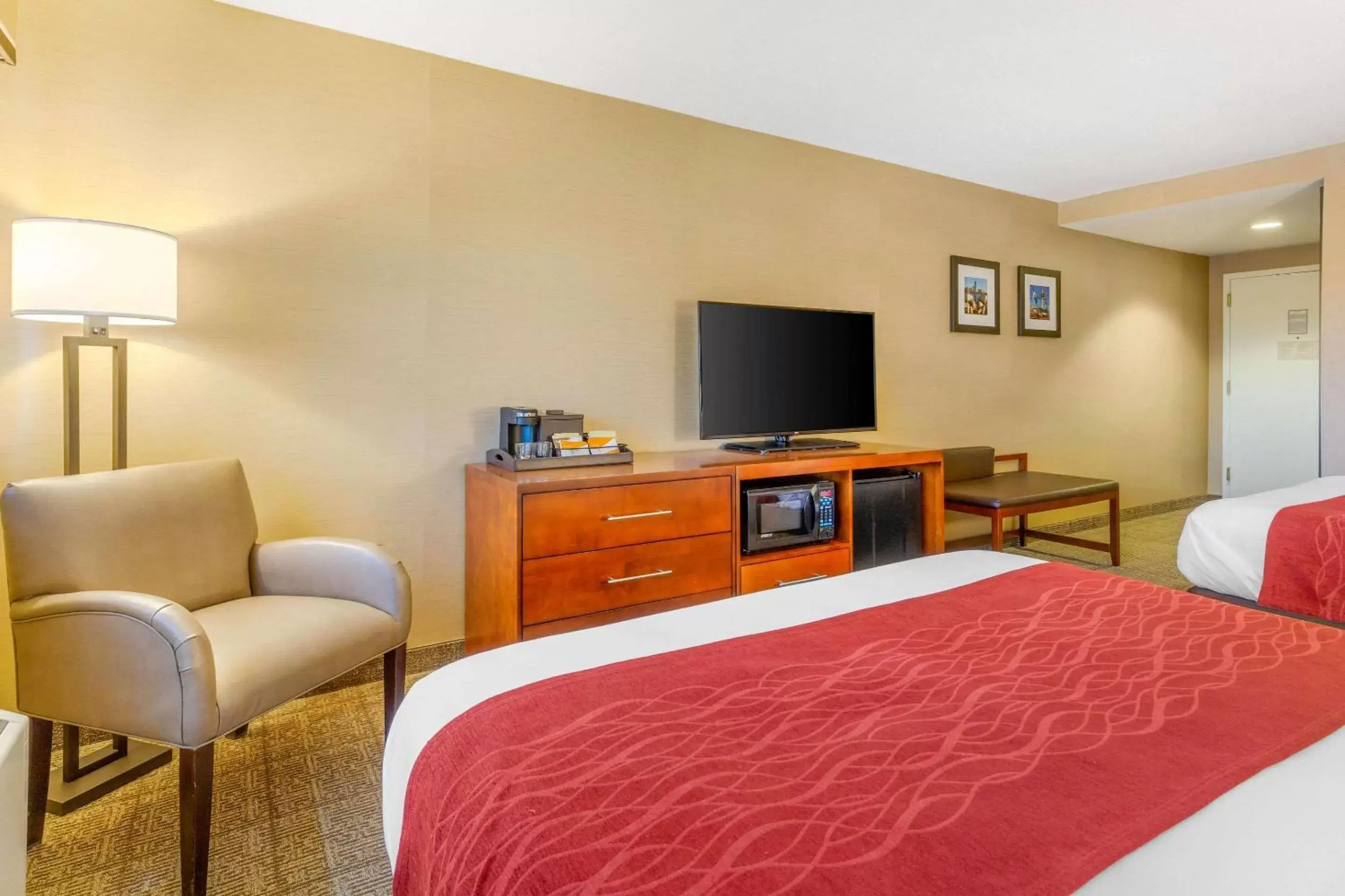 Photo of the whole room, Bed in Comfort Inn & Suites Logan International Airport